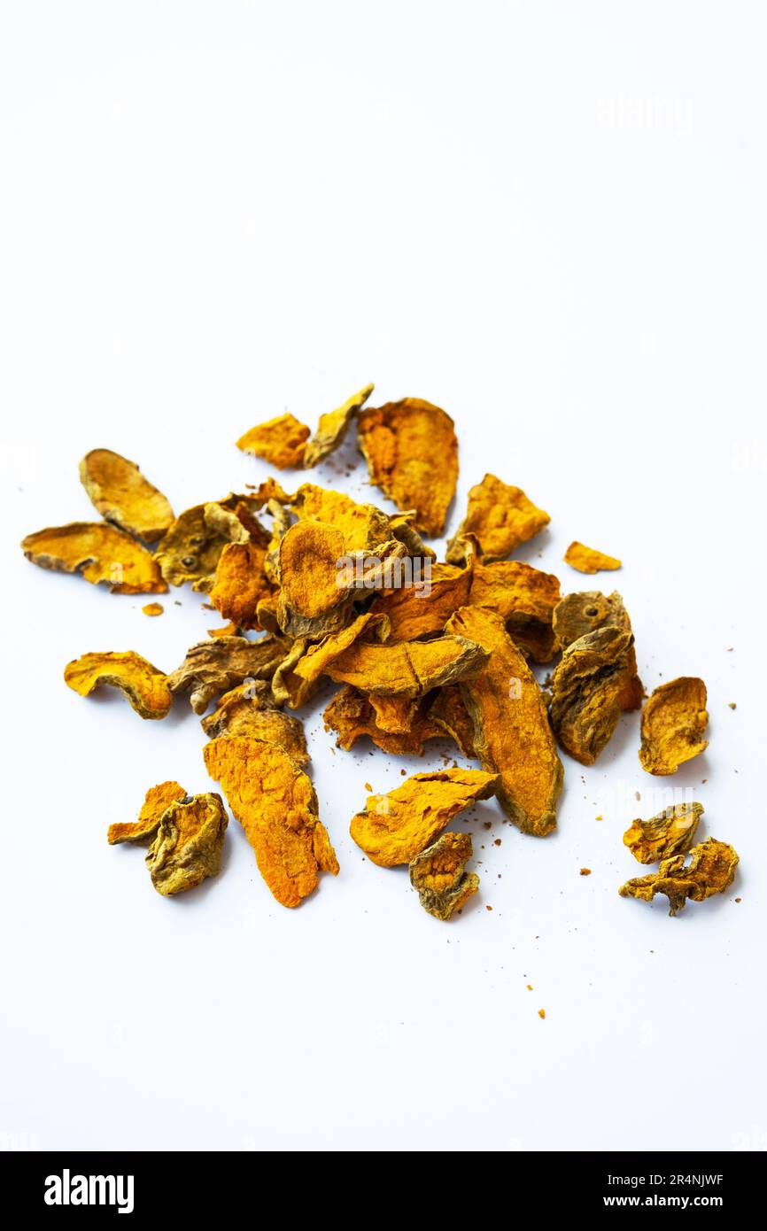 Radice di curcuma essiccata a fette. Curcuma spezia usata per omeopatica, medicina alternativa. Foto Stock