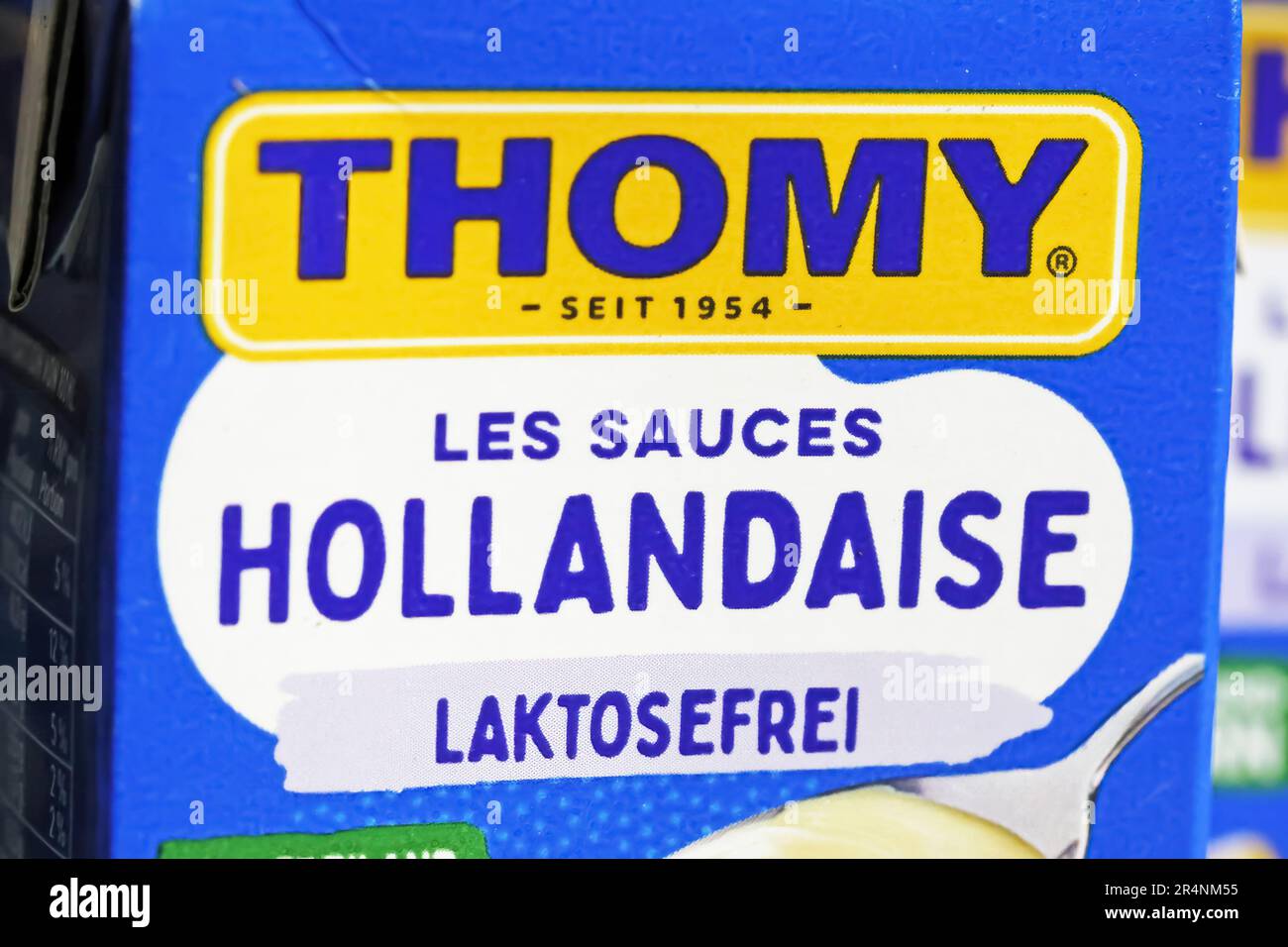 Viersen, Germania - Maggio 9. 2023: Primo piano del pacchetto Thomy les salse hollandaise nella stagione degli asparagi Foto Stock