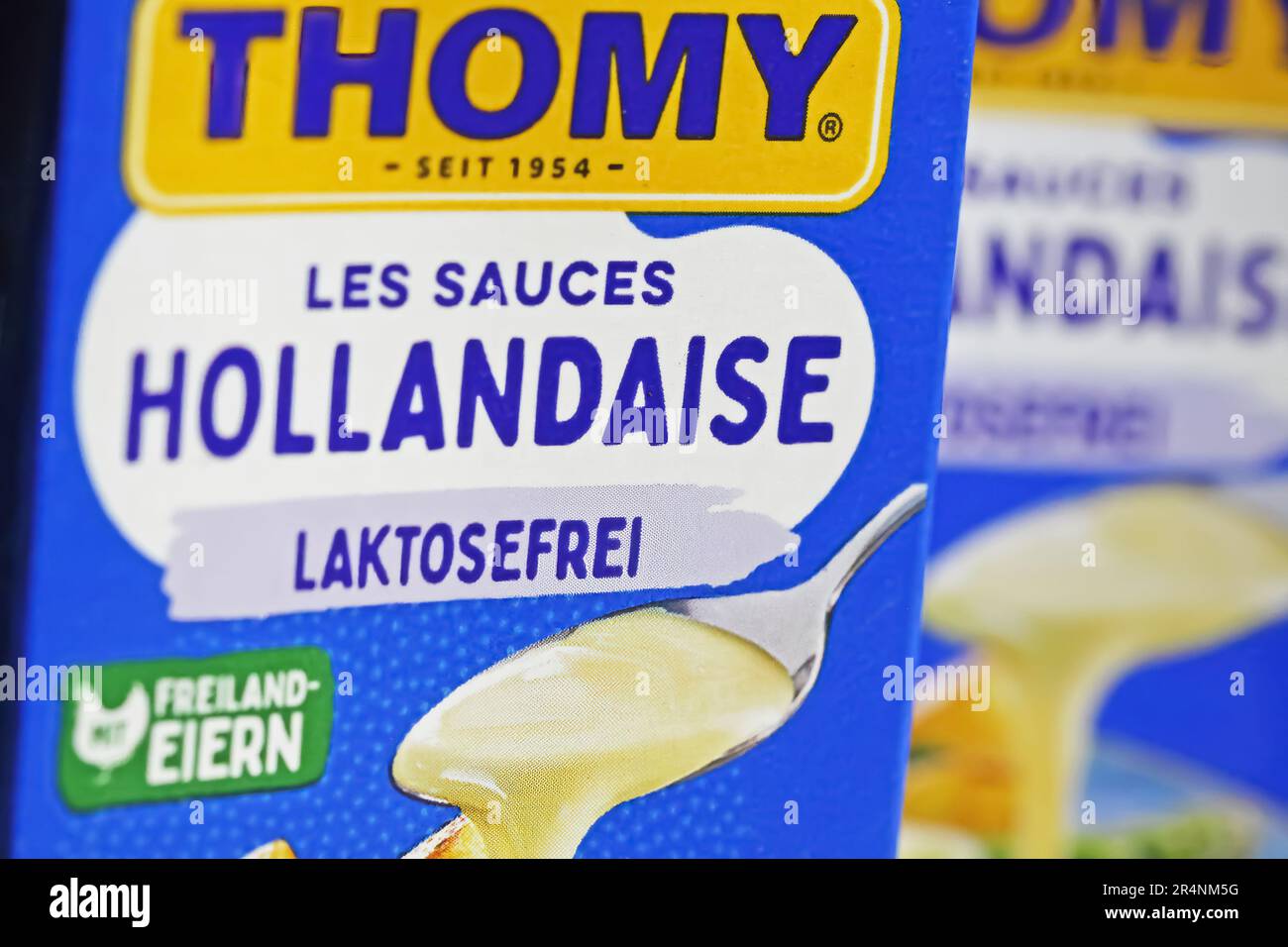 Viersen, Germania - Maggio 9. 2023: Primo piano del pacchetto Thomy les salse hollandaise nella stagione degli asparagi Foto Stock