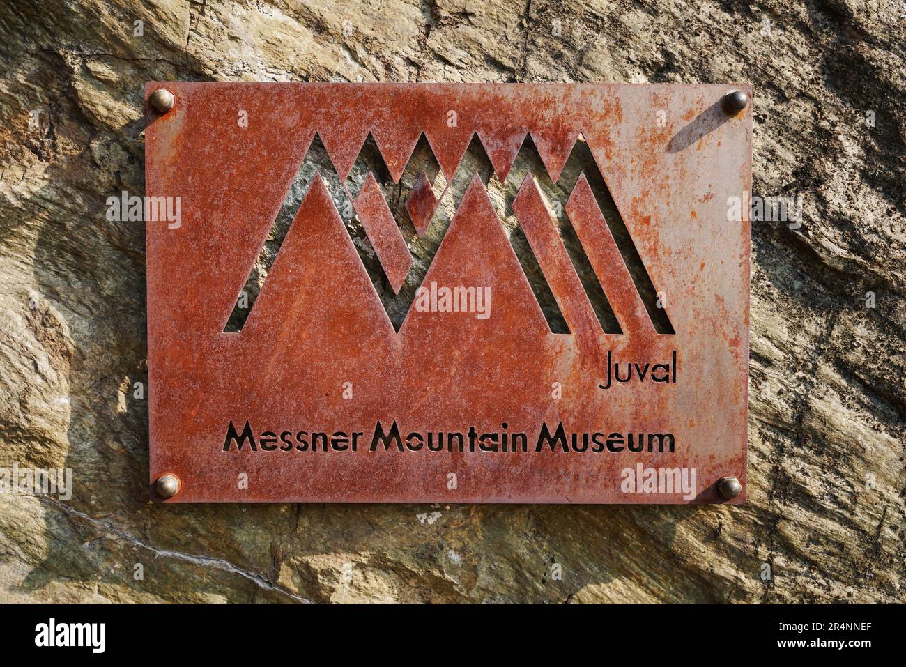 CASTELLO DI JUVAL, NATURNO, KASTELBELL-TSCHARS, ALTO ADIGE, ITALIA - MARZO, 2023: Messner Mountain Museum presso il Castello di Juval. Foto Stock