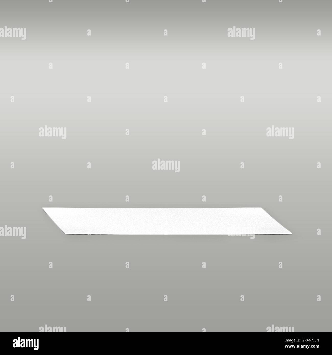 I biglietti da visita vuoti impilano isolati su sfondo grigio. Foto Stock