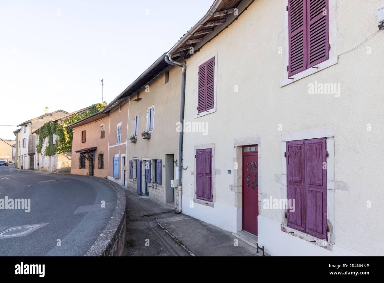 Strada tranquilla con finestre chiuse, Messimy-sur-Saone, Francia Foto Stock