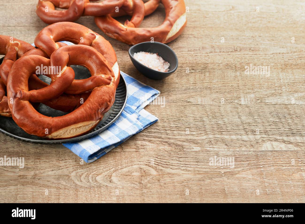 Scheda di concetto Oktoberfest. Pretzel bavaresi tradizionali con tazza di birra su vecchio sfondo rustico in legno. Perfetto per l'Oktoberfest. Oktoberfest foo Foto Stock