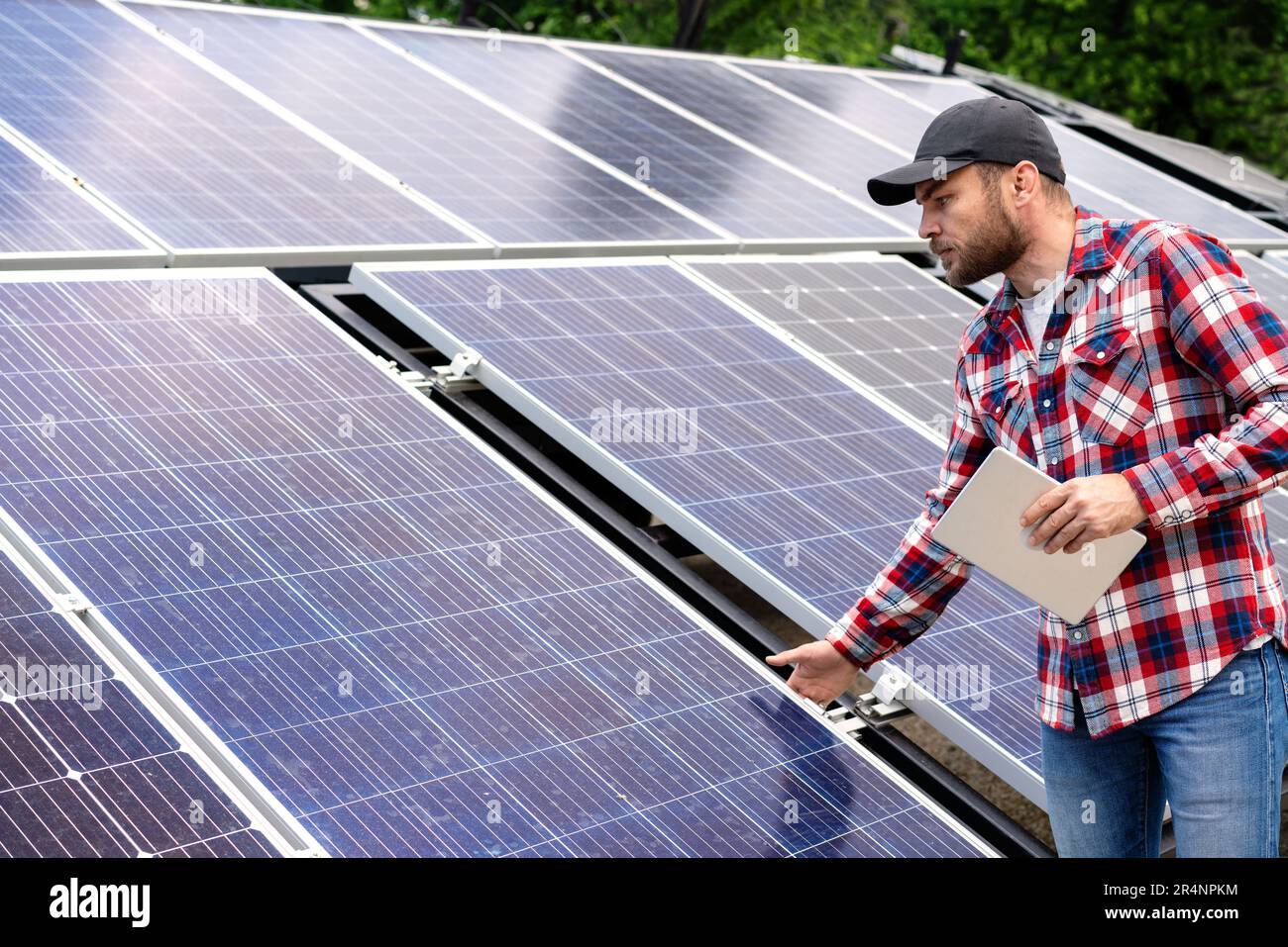 L'ispettore sul campo verifica la qualità dell'installazione dei pannelli solari in una nuova stazione solare. Foto Stock