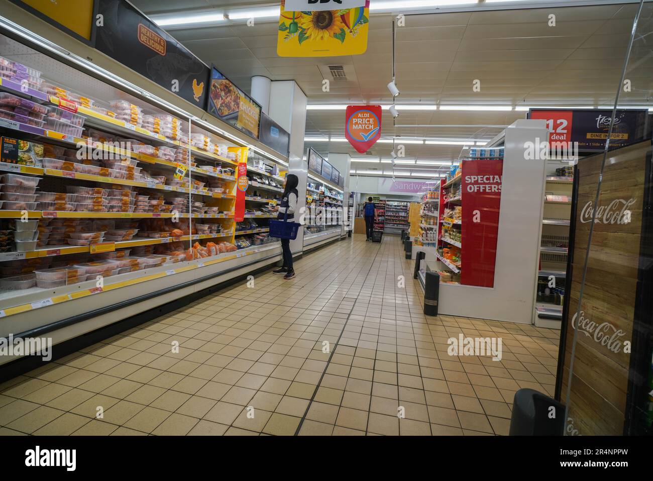 Londra Regno Unito. 29 maggio 2023 Supermercato Sainsbury a Wimbledon, a sud-ovest di Londra. Il governo del Regno Unito sta negoziando con i supermercati per imporre una restrizione dei prezzi sui prodotti alimentari di base, come il pane e il latte, nel tentativo di affrontare il crescente costo della vita del paese e l'aumento dell'inflazione sui prodotti alimentari, dal momento che i recenti dati sull'inflazione per il Regno Unito hanno dimostrato che i prezzi dei prodotti alimentari sono aumentati 19,1% in aprile. Credit: amer Ghazzal/Alamy Live News Foto Stock