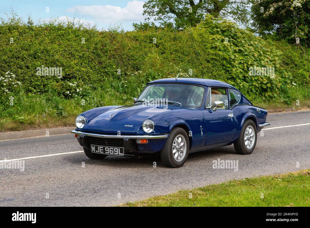 TRIUMPH GT6 blu 3 porte auto e moto classiche e d'epoca sono lieti di tornare a Capesthorne Hall Foto Stock