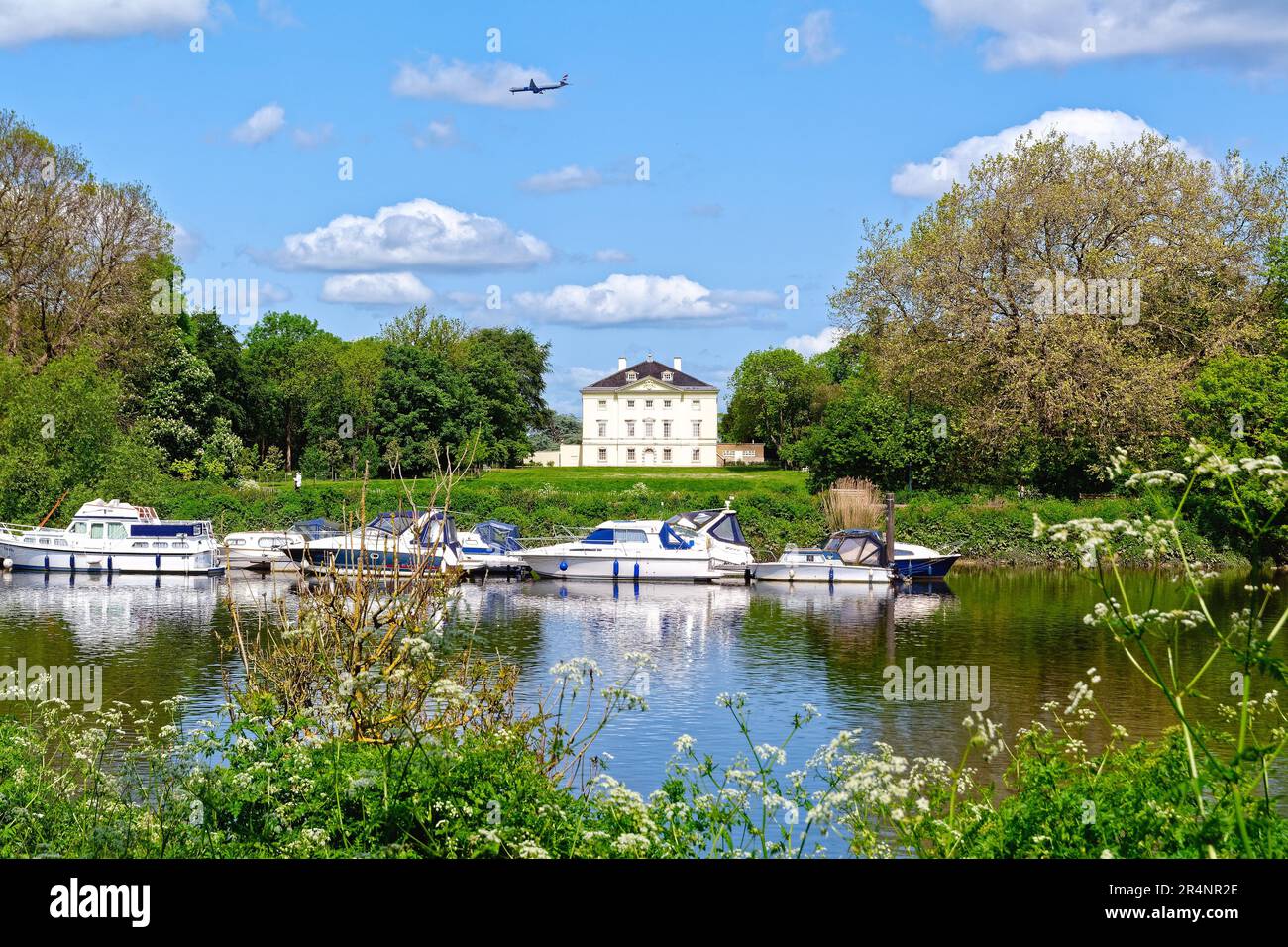 Esterno di Marble Hill House sul lungofiume a Twickenham, Greater London, in un giorno di sole estati, Inghilterra UK Foto Stock