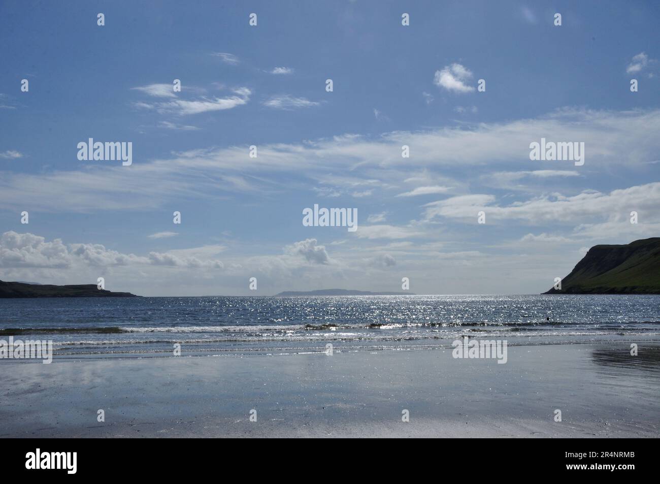 Wenn man mit dem Auto auf der Isle of Skye von den Ferry Pools weiter zum Campingplatz in Glenbrittle fährt, findet man nicht nur ein wunderschönes kl Foto Stock