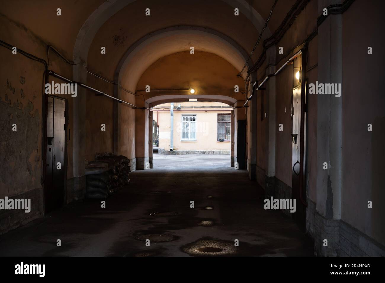 Vecchio gateway scuro con uscita luminosa. Architettura astratta sfondo foto. San Pietroburgo, Russia Foto Stock