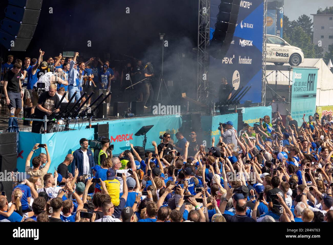 Darmstadt, Germania. 29th maggio, 2023. Calcio: Promozione, SV Darmstadt 98, Karolinenplatz. La squadra di Darmstadt festeggia la sua promozione alla Bundesliga con i tifosi nel centro della città. Credit: Helmut Fricke/dpa/Alamy Live News Foto Stock