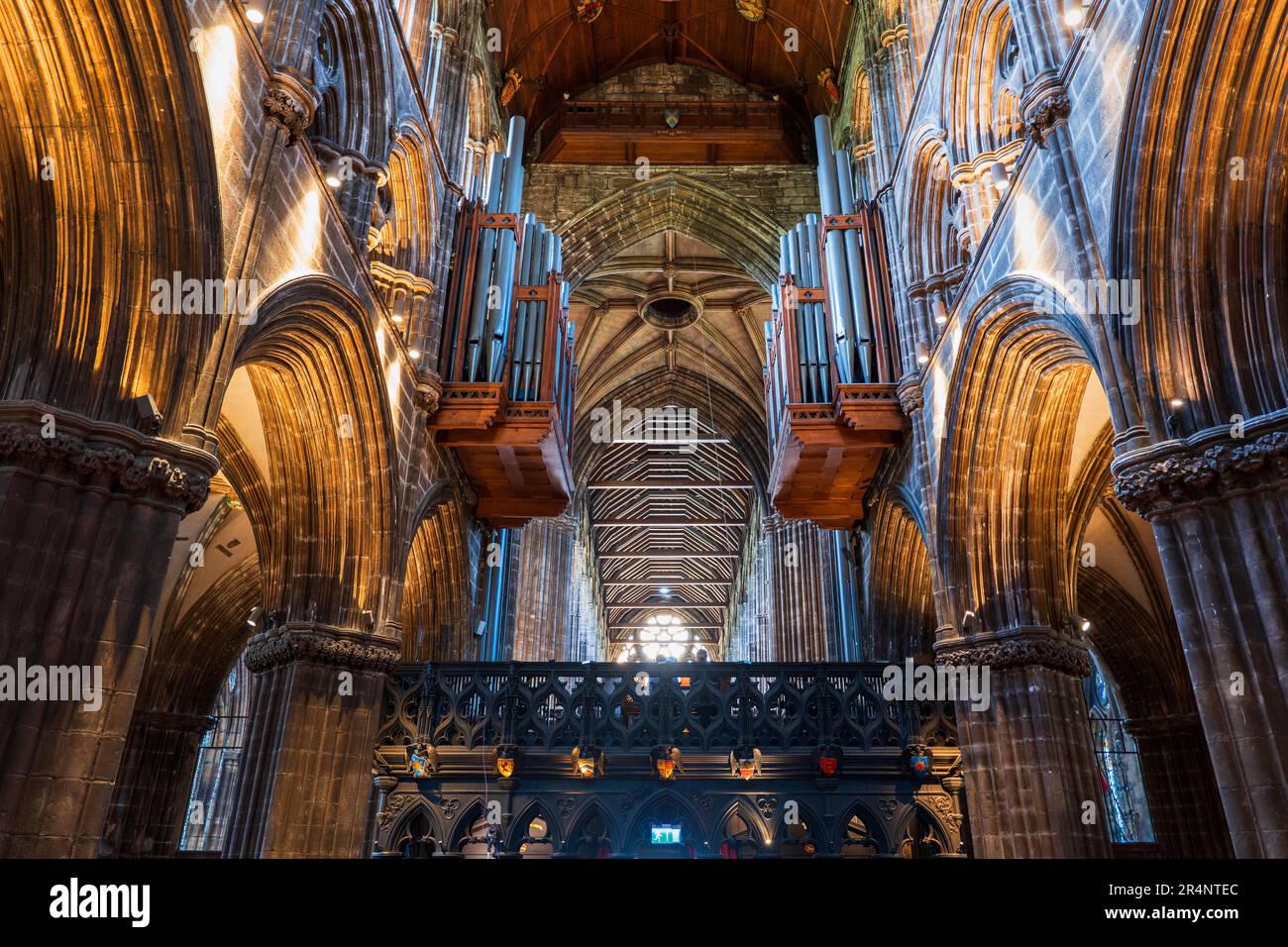 Interno della Cattedrale di Glasgow nella città di Glasgow, Scozia, Regno Unito. Chiesa gotica risalente al 12th ° secolo, archi e tubi organi di choi Foto Stock