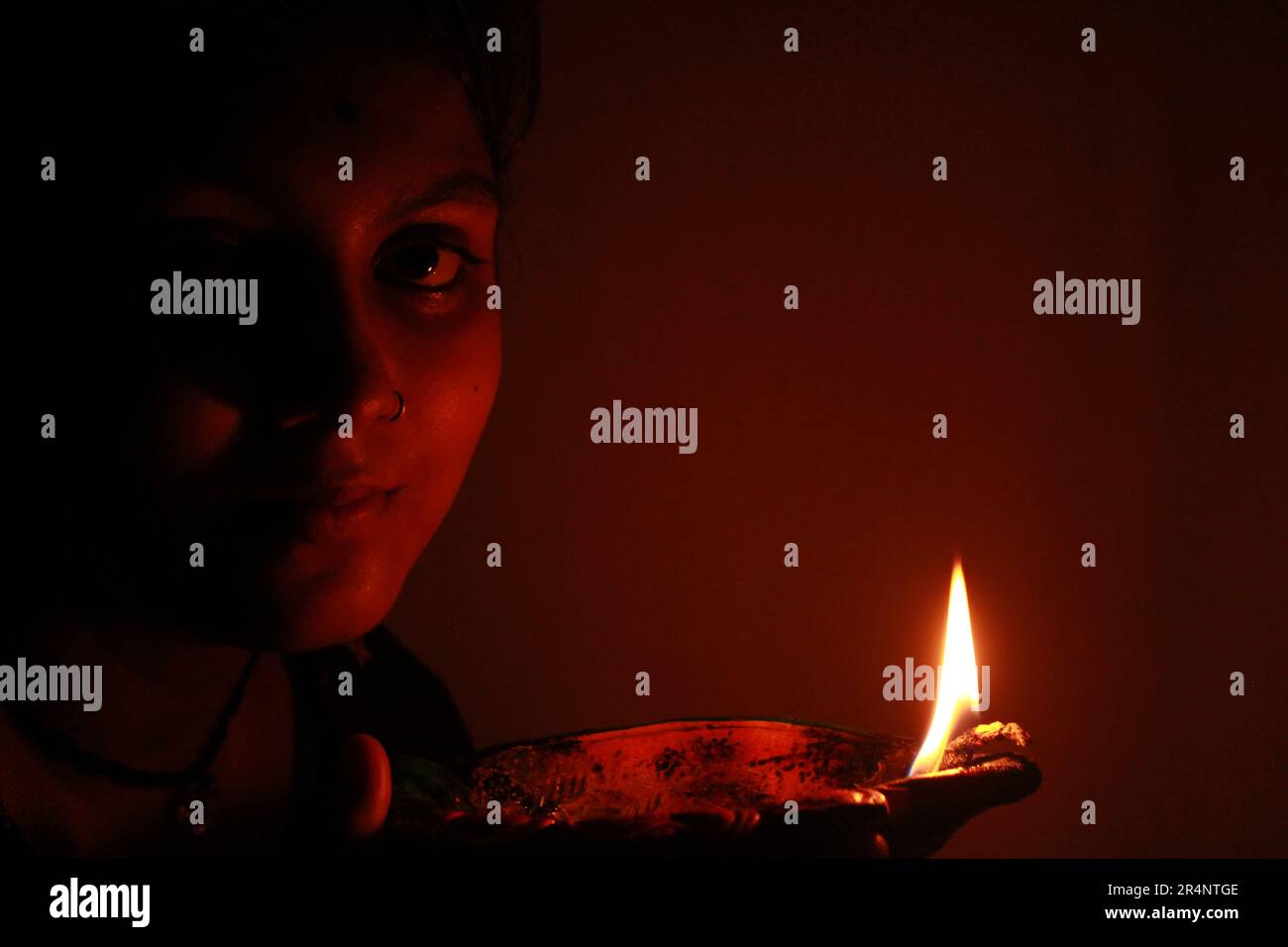Giovane ragazza teenage indiana che tiene Diwali Clay lampada ad olio Foto Stock