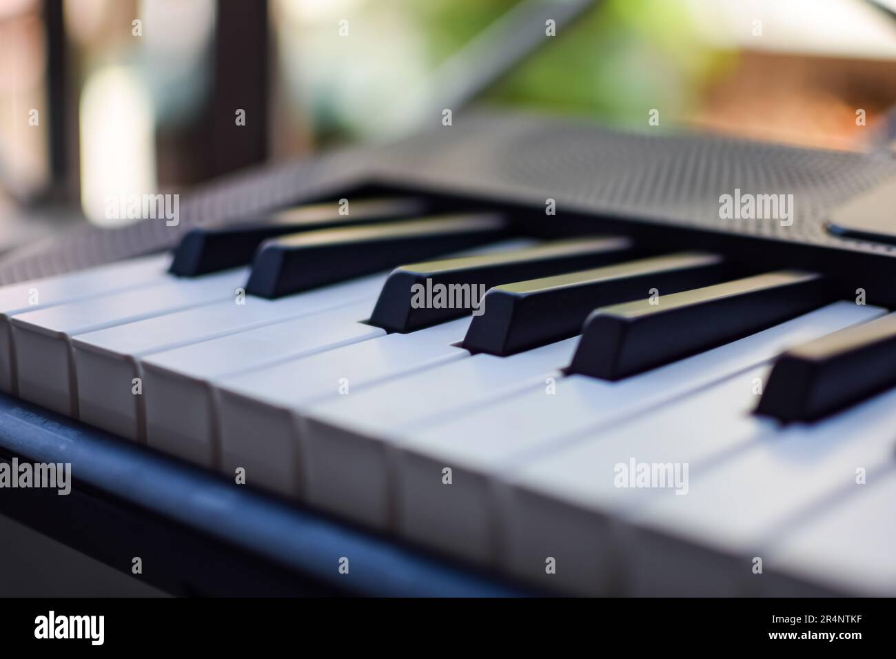 Primo piano dei tasti del pianoforte. Tasti bianco e nero per pianoforte e tastiera per pianoforte strumento musicale collocato sul balcone di casa durante le giornate di sole. Foto Stock