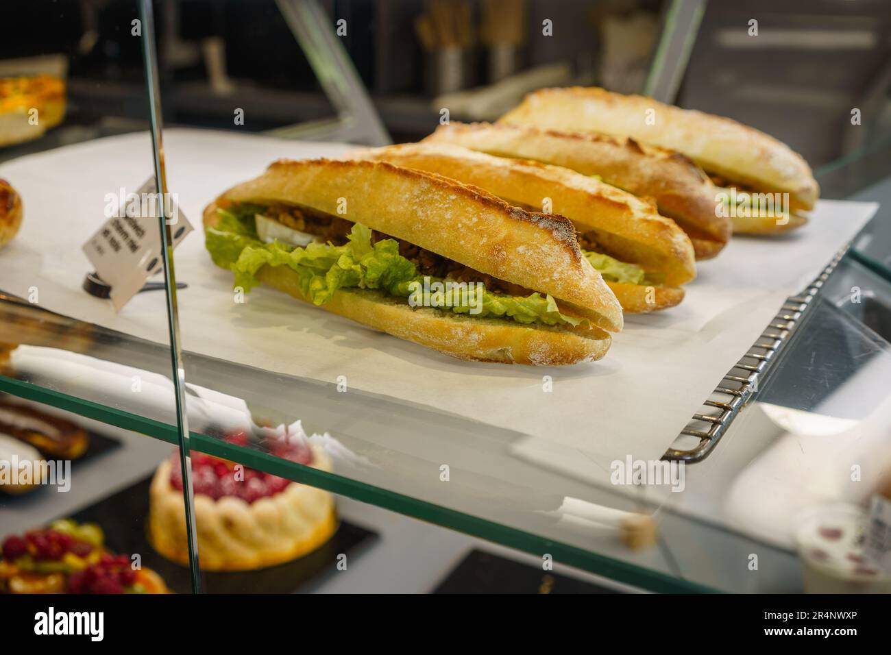 Sandwich in esposizione in una panetteria francese, primo piano. Parigi, Francia. Foto Stock