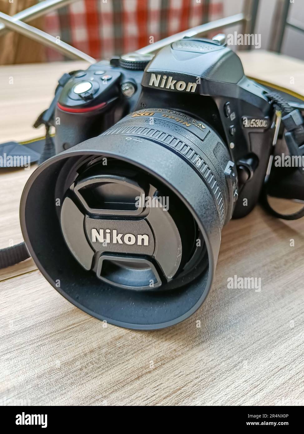 New Delhi, India, maggio 28 2028 - fotocamera Nikon D5300 con obiettivo 35mm F2,8 prime su sfondo semplice, fotocamera Nikon DSLR sparare Foto Stock