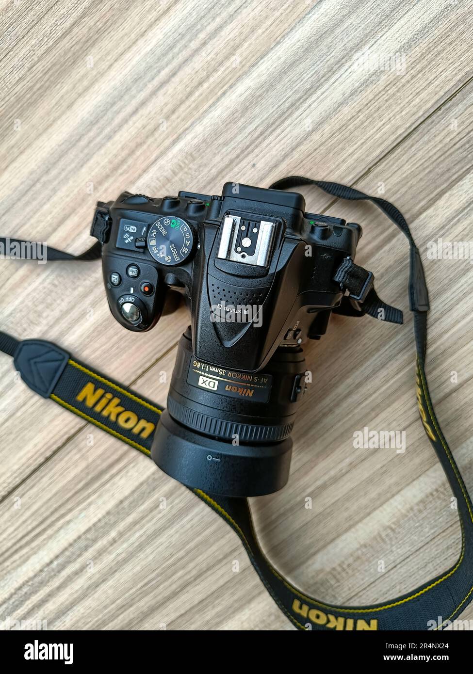 New Delhi, India, maggio 28 2028 - fotocamera Nikon D5300 con obiettivo 35mm F2,8 prime su sfondo semplice, fotocamera Nikon DSLR sparare Foto Stock