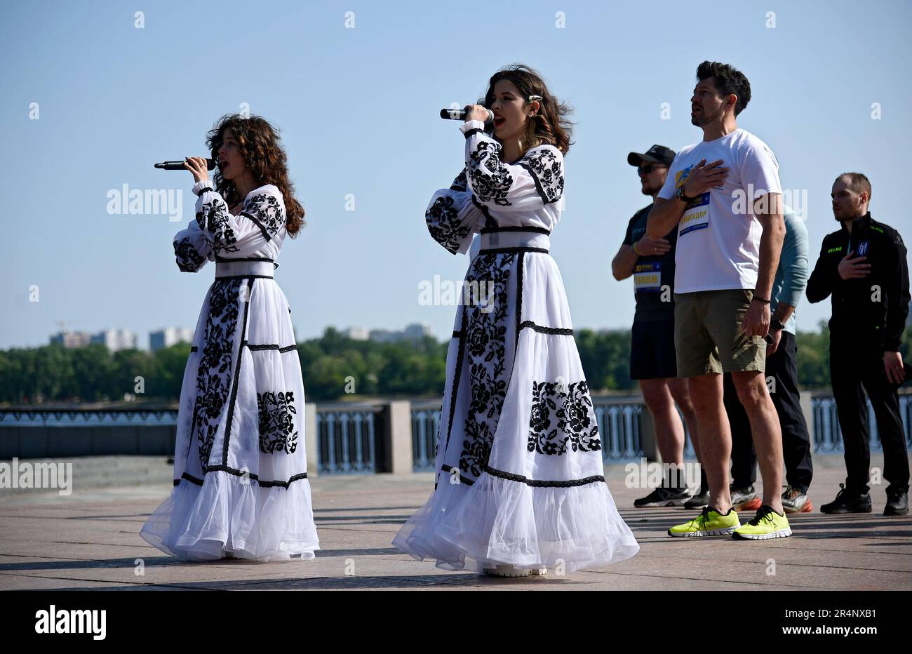 KIEV, UCRAINA - 28 MAGGIO 2023 - l'ambasciatore della manifestazione, Andri Dzhedzhaula, esibisce l'inno nazionale prima della Chestnut Run 30th, capitale di Kyiv Foto Stock