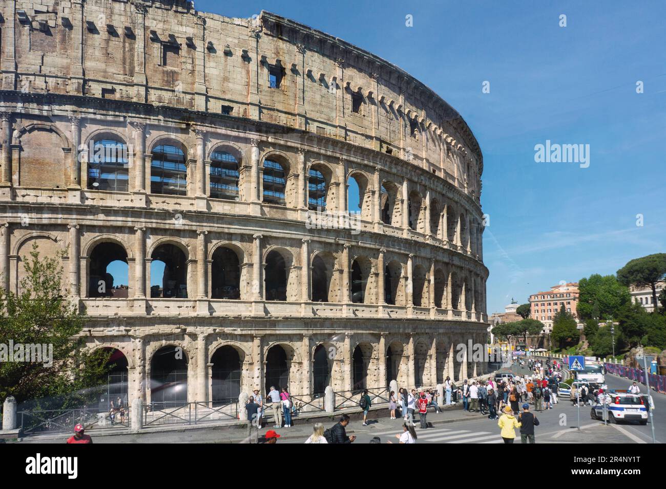 Il Colosseo a Roma. Il più grande anfiteatro del mondo è stato utilizzato per concorsi gladiatoriali e spettacoli pubblici. Simbolo della Roma Imperiale. Foto Stock