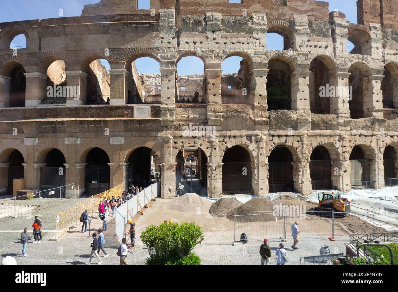 Il Colosseo a Roma. Il più grande anfiteatro del mondo è stato utilizzato per concorsi gladiatoriali e spettacoli pubblici. Simbolo della Roma Imperiale. Foto Stock