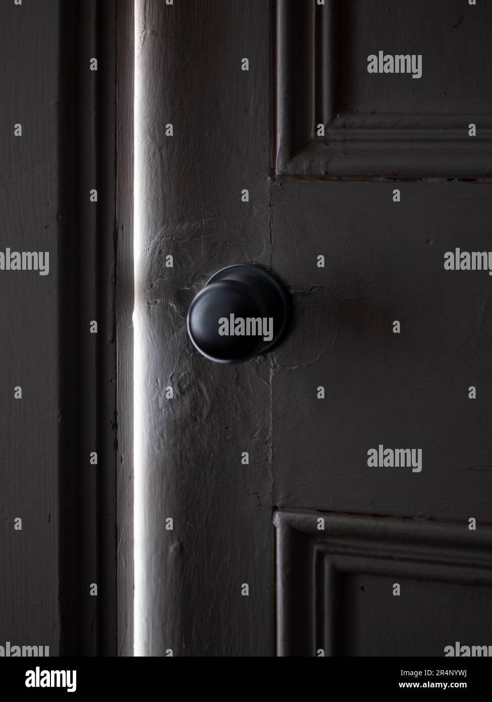 Luce che splende attraverso una porta chiusa. Foto Stock