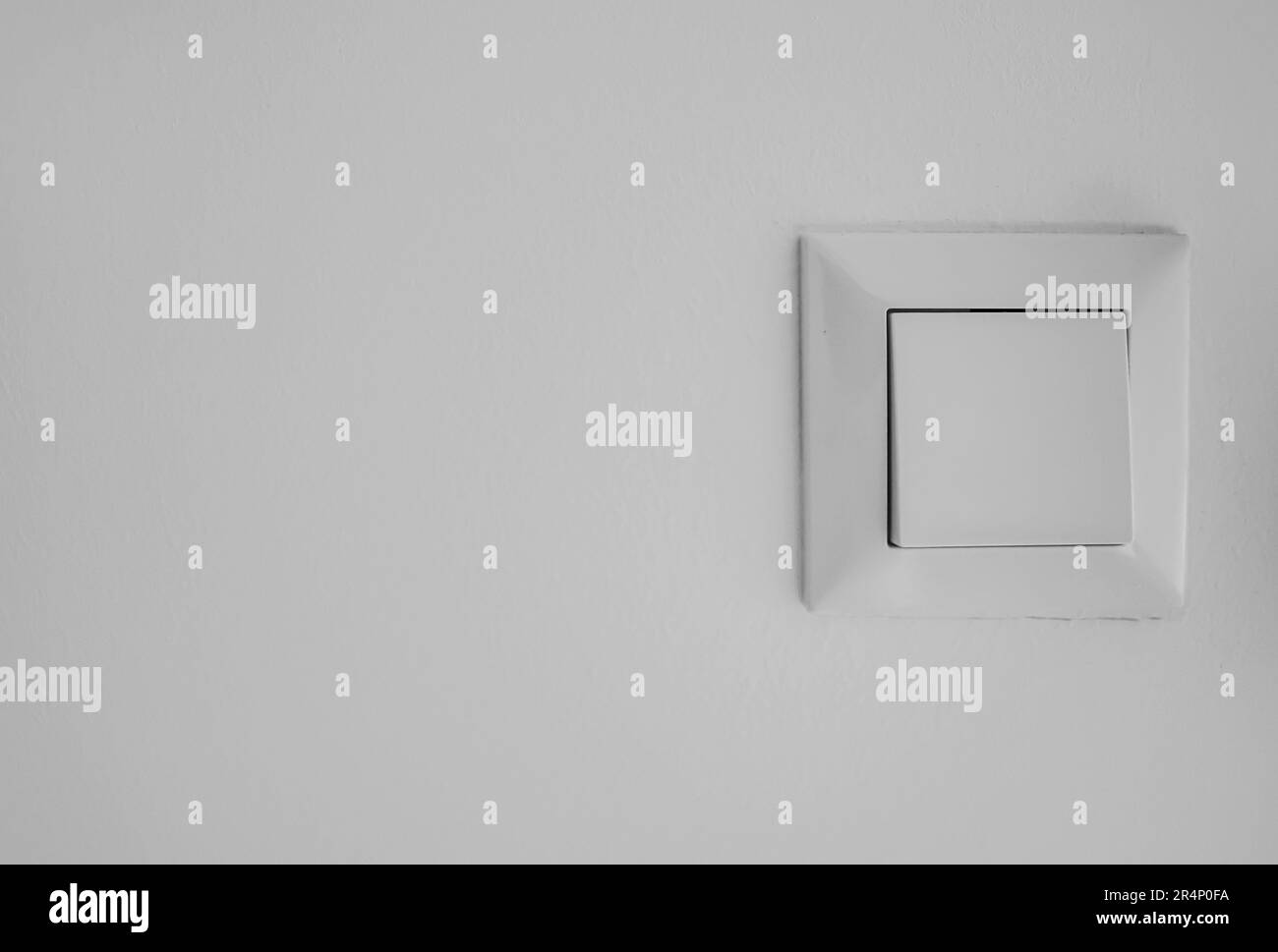 Moderno interruttore su parete bianca in camera Foto Stock