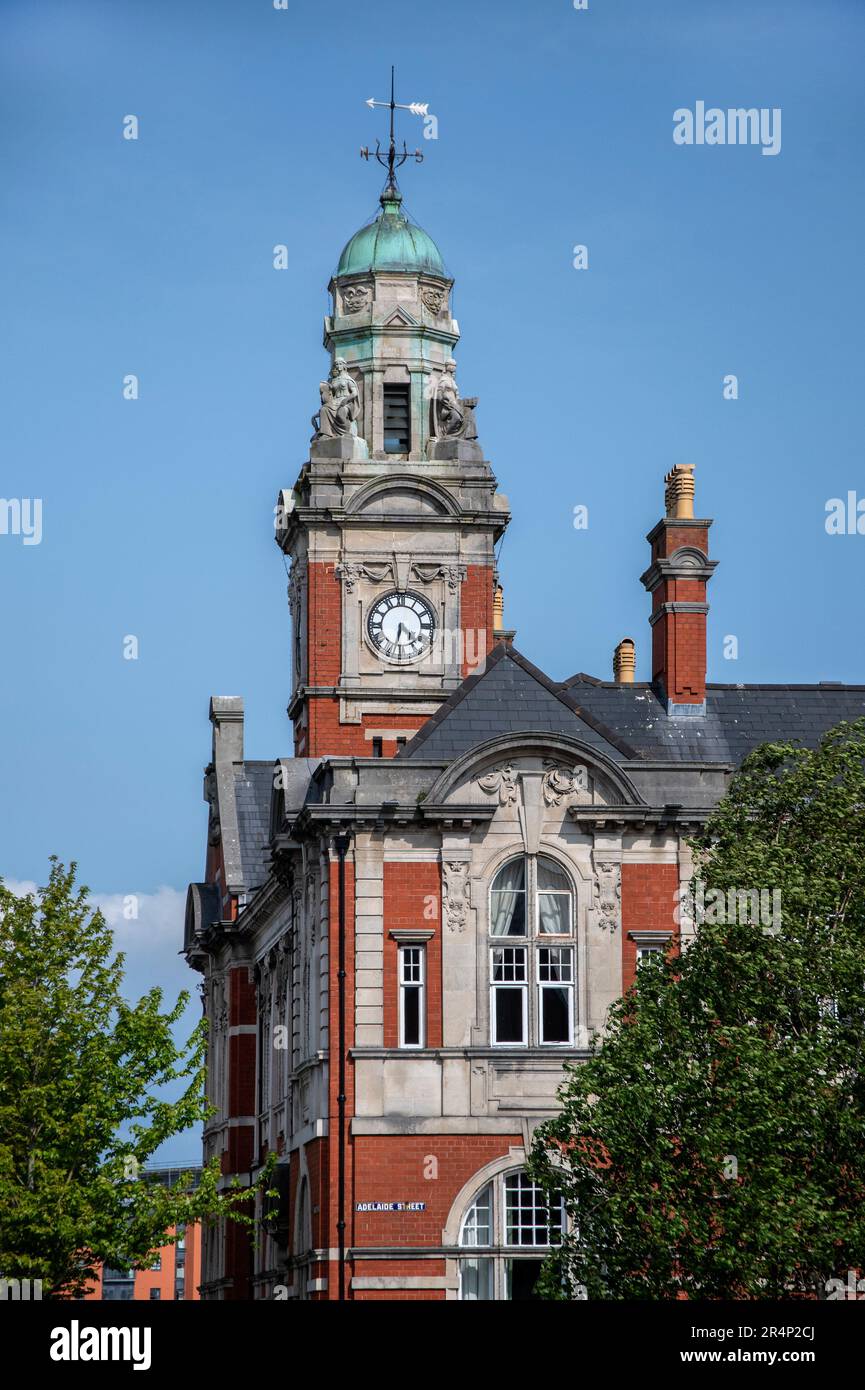 Swansea, Galles, Regno Unito. 23 maggio 2023: La torre dell'orologio dell'Hotel Morgans, costruita nel 1902. Foto Stock