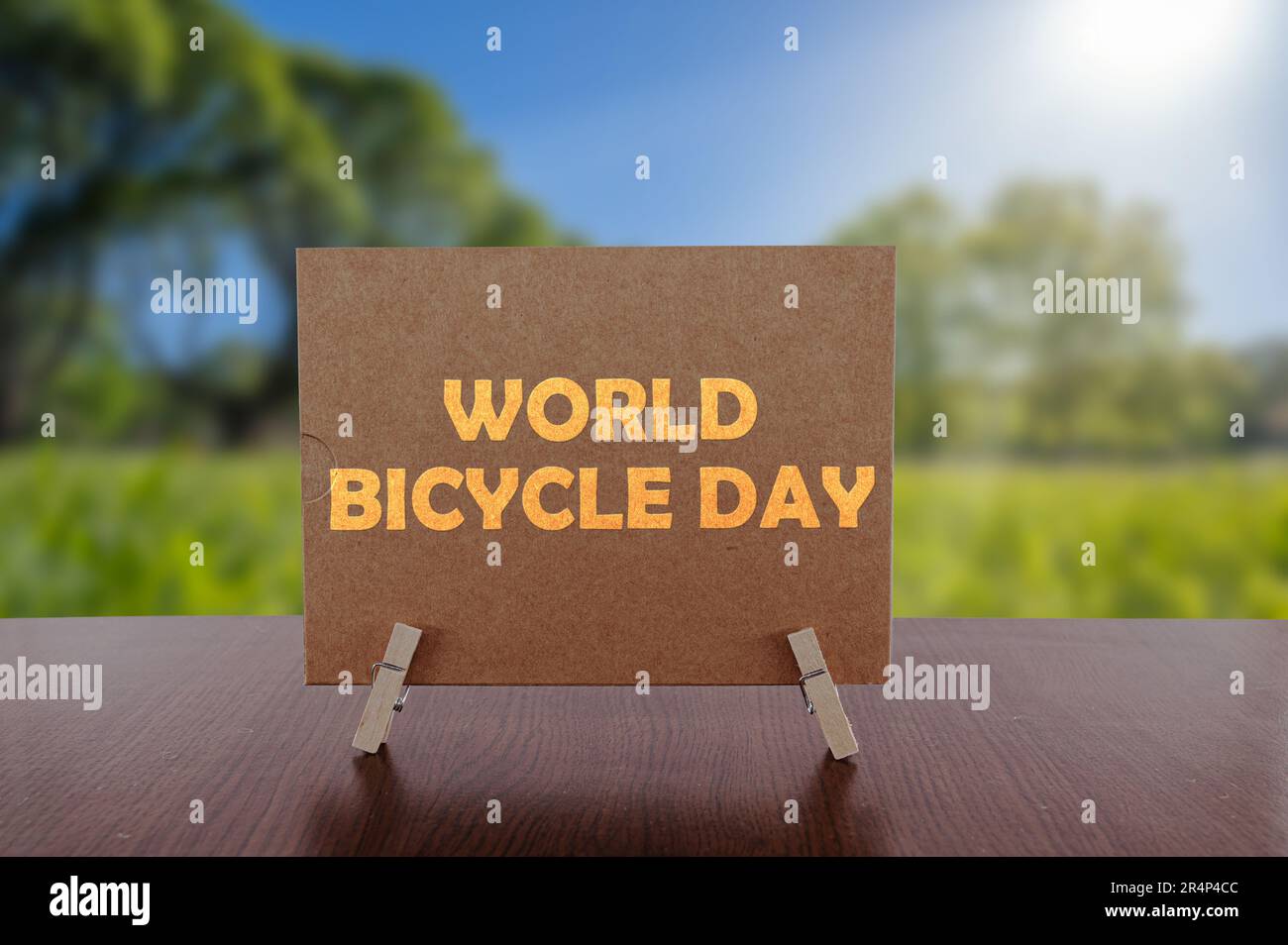 World bike Day testo sulla carta sul tavolo con sfondo verde soleggiato parco. Foto Stock