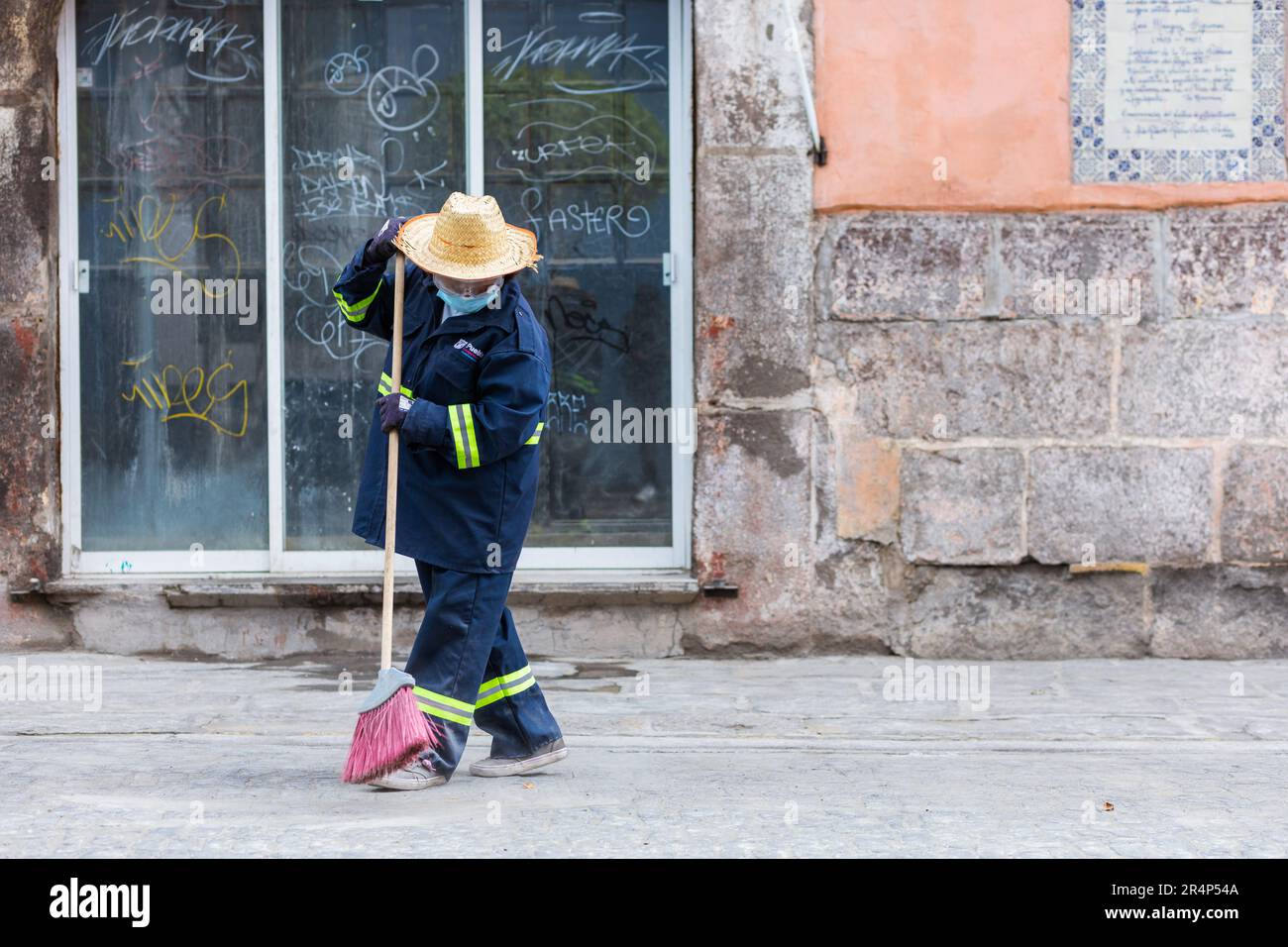 I cittadini spazzano le strade a causa della caduta di cenere vulcanica da Popocatepétl, avvenuta il 21 maggio durante l'eruzione di Popocatepétl Foto Stock