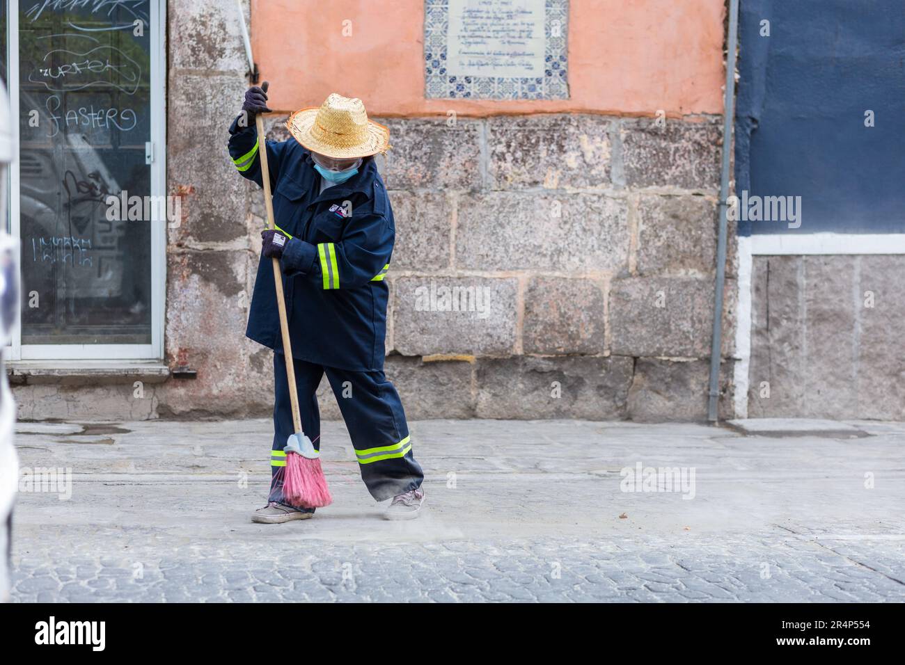 I cittadini spazzano le strade a causa della caduta di cenere vulcanica da Popocatepétl, avvenuta il 21 maggio durante l'eruzione di Popocatepétl Foto Stock