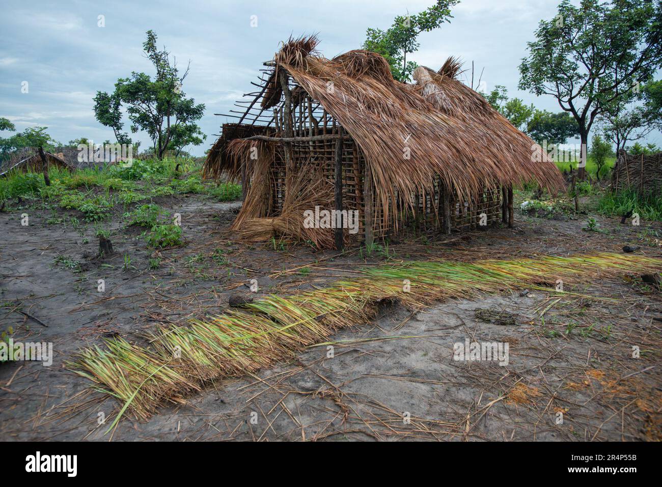 Strisce di materiale da aggiungere al tetto di un edificio temporaneo in un campo profughi dell'UNHCR, nella Repubblica Democratica del Congo Foto Stock