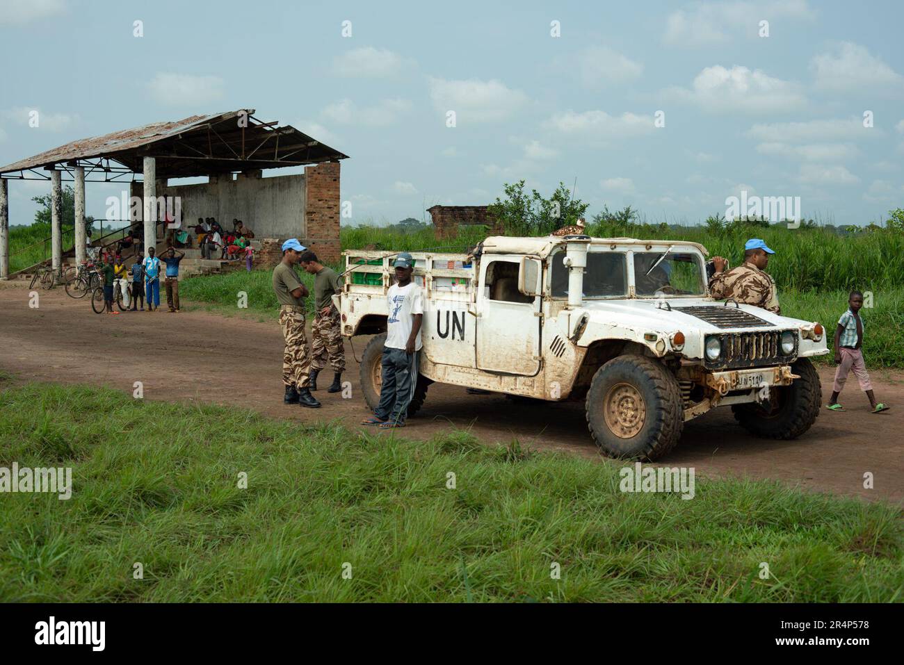 I pacificatori del Bangladesh chiacchierano intorno a un Humvee dipinto di bianco, su una pista di atterraggio vicino a Dungy nella Repubblica Democratica del Congo Foto Stock