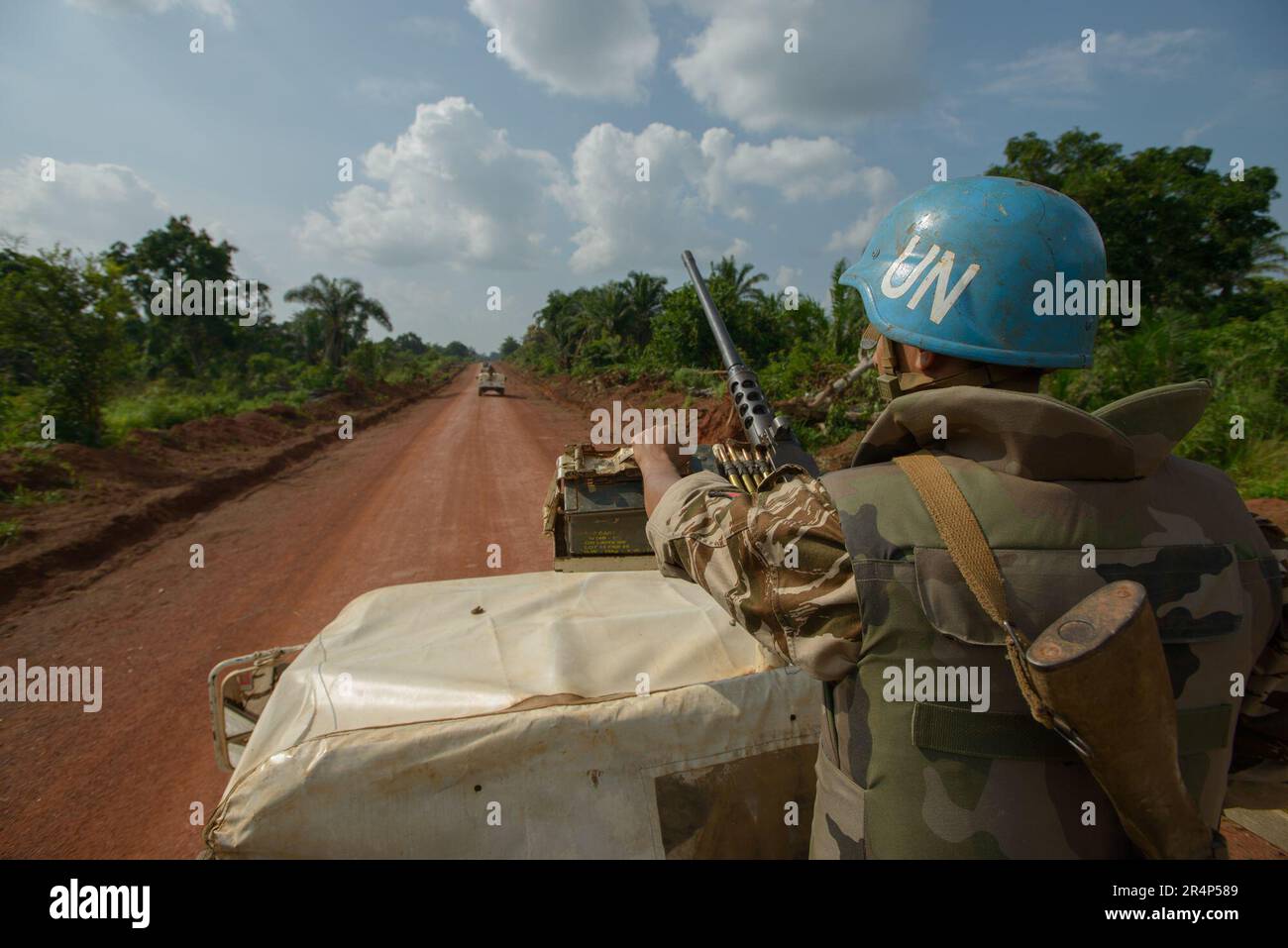 Un convoglio delle Nazioni Unite per il mantenimento della pace opera su una strada sterrata nella RDC, vicino a dura. La mitragliatrice Browning del calibro di 0,50 M2 è armata con tondi dal vivo e gestita da personale militare dell'esercito marocchino Foto Stock