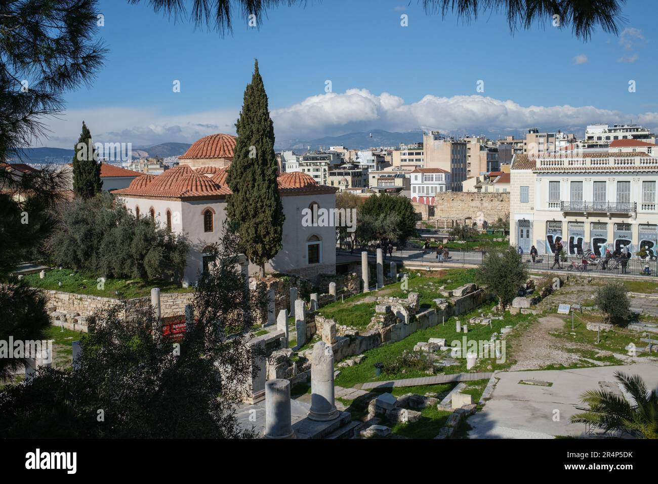 Le rovine di una basilica cristiana nei terreni della Moschea Fethiye ad Atene, in Grecia Foto Stock