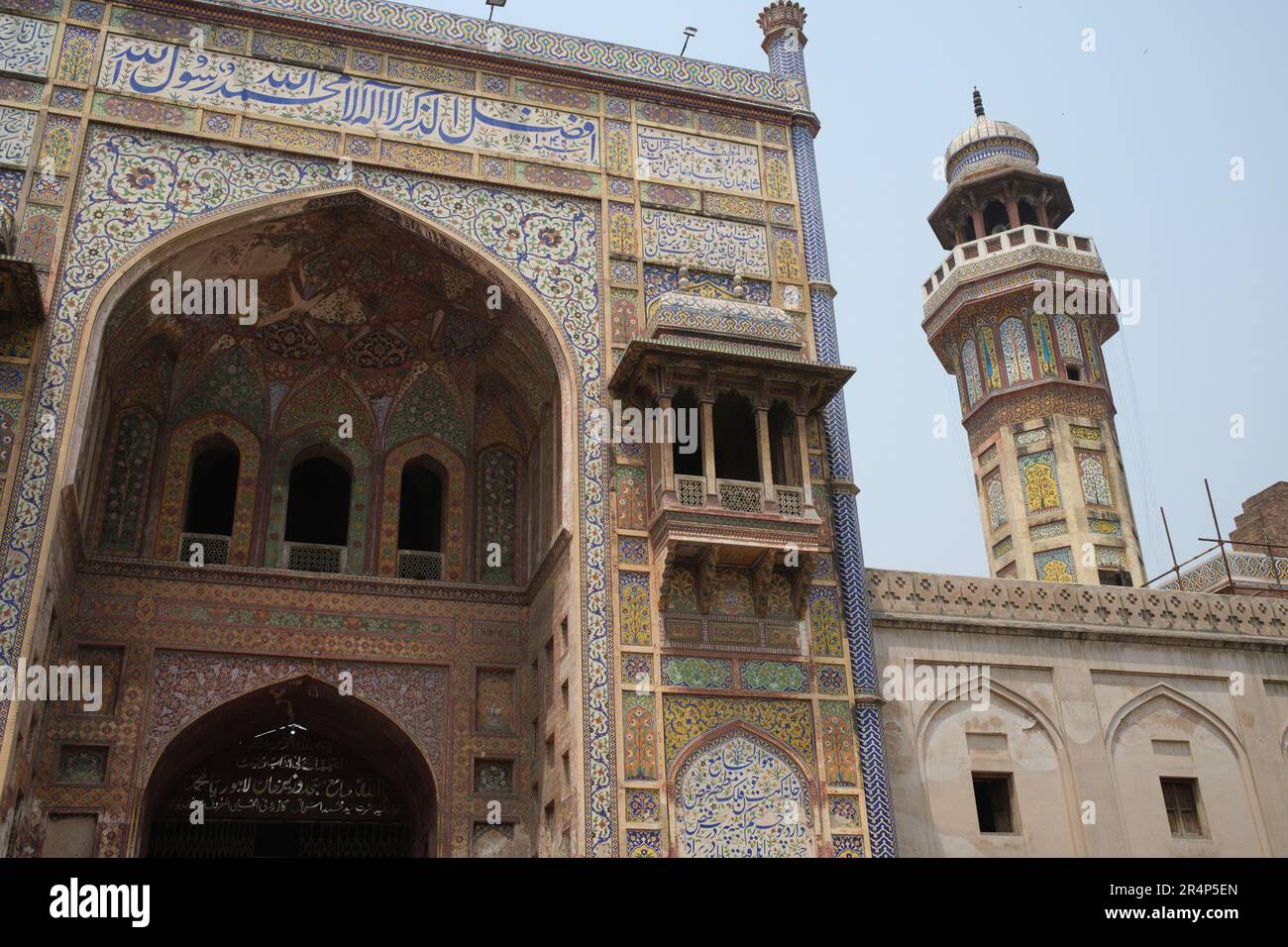 La Moschea di Masjid Wazir Khan, nella vecchia città fortificata di Lahore, Pakistan Foto Stock