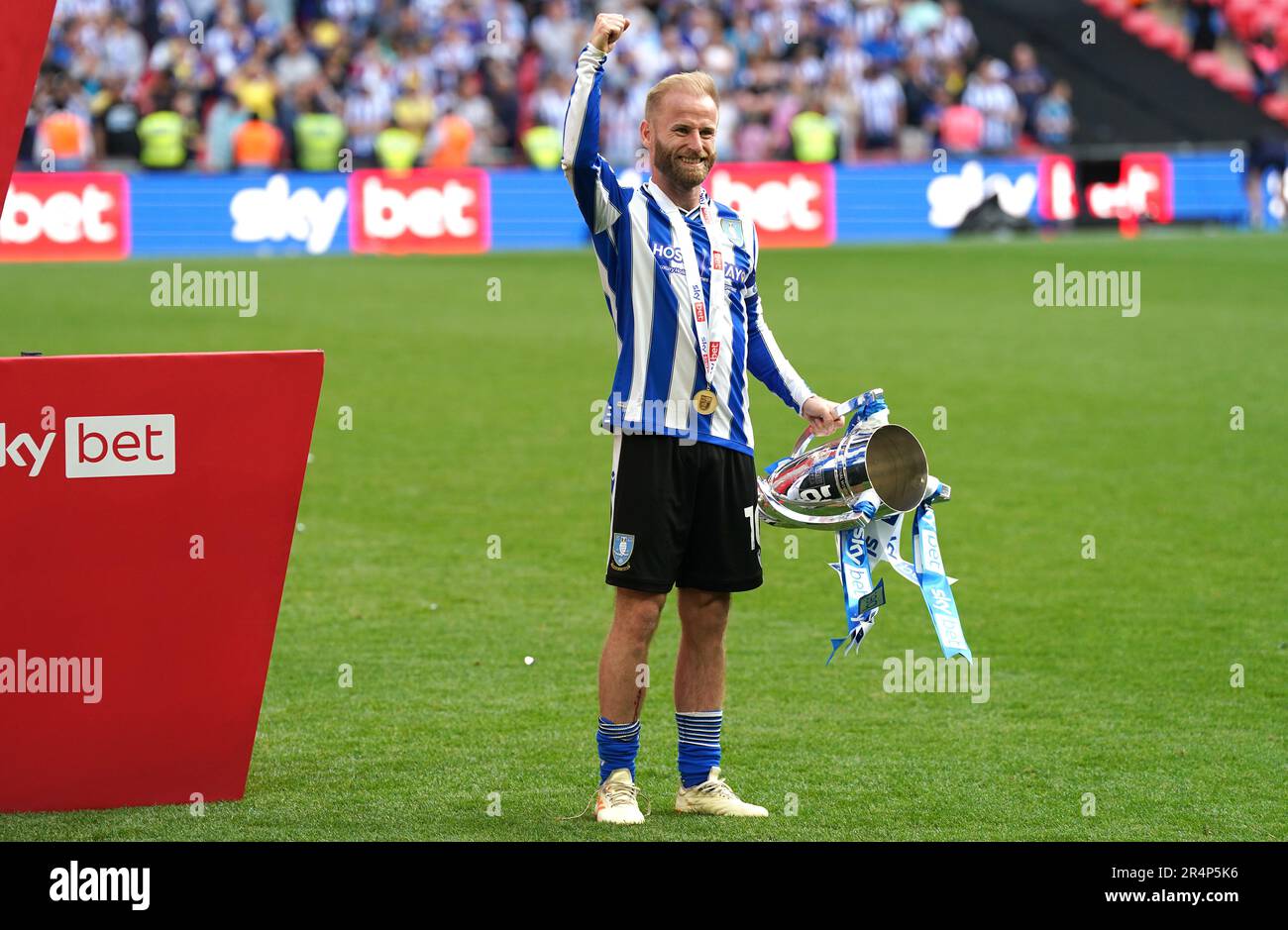 Barry Bannan del mercoledì di Sheffield festeggia con il trofeo successivo alla vittoria nella finale della Sky Bet League One al Wembley Stadium di Londra. Data immagine: Lunedì 29 maggio 2023. Foto Stock