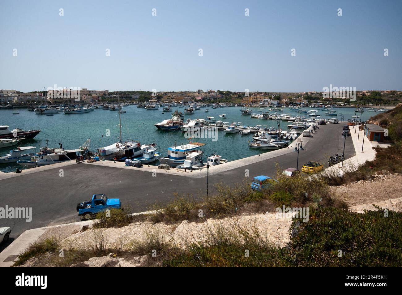 Il porto della piccola isola italiana di Lampedusa, che si trova nel Mar Mediterraneo tra la Sicilia e la costa libica. È dove molti migranti si dirigono quando fuggono dall'Africa per una vita migliore in Europa Foto Stock