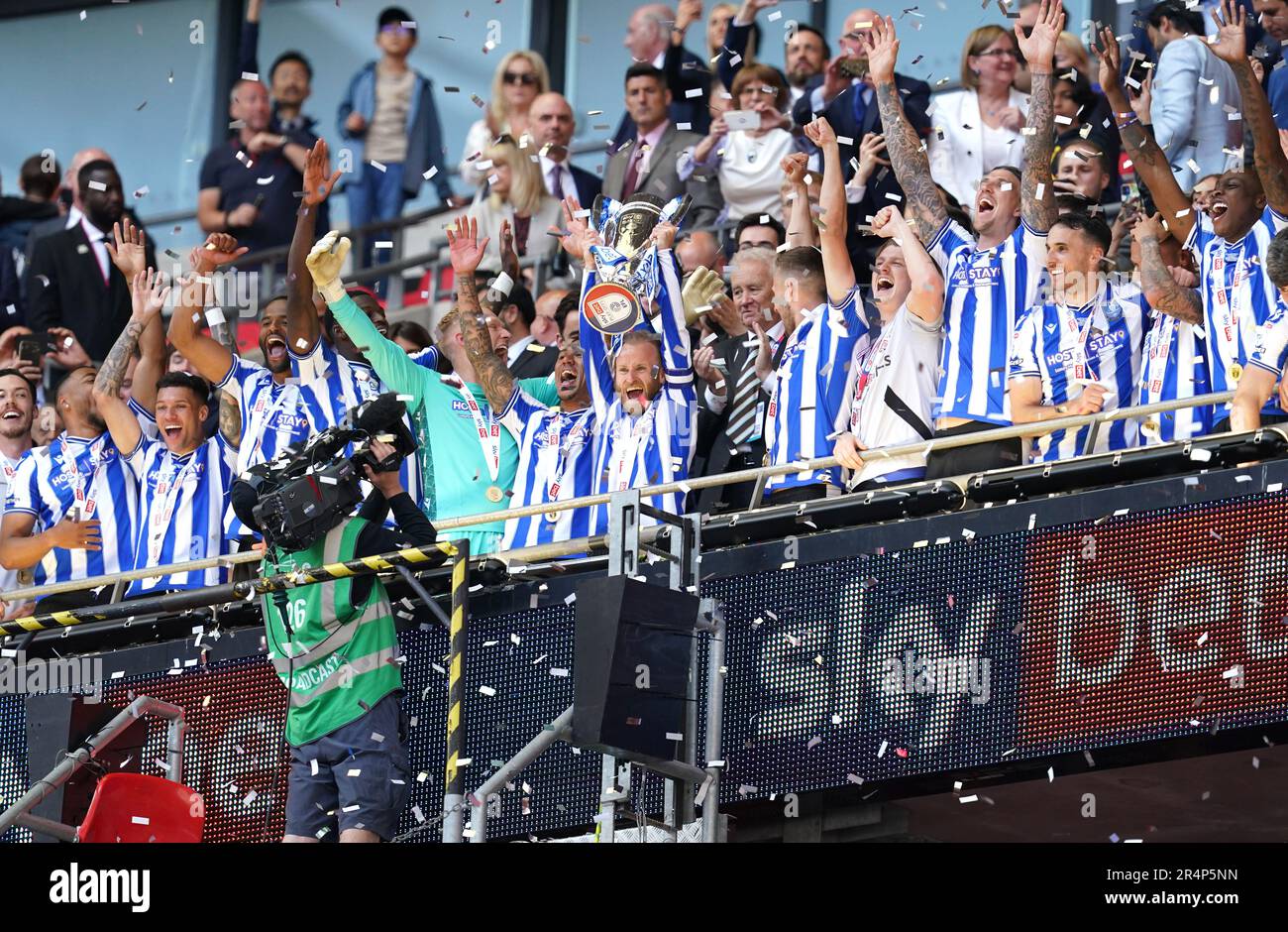 Barry Bannan (al centro) di Sheffield Wednesday, solleva il trofeo con i compagni di squadra dopo la vittoria nella finale di play-off della Sky Bet League One al Wembley Stadium, Londra. Data immagine: Lunedì 29 maggio 2023. Foto Stock