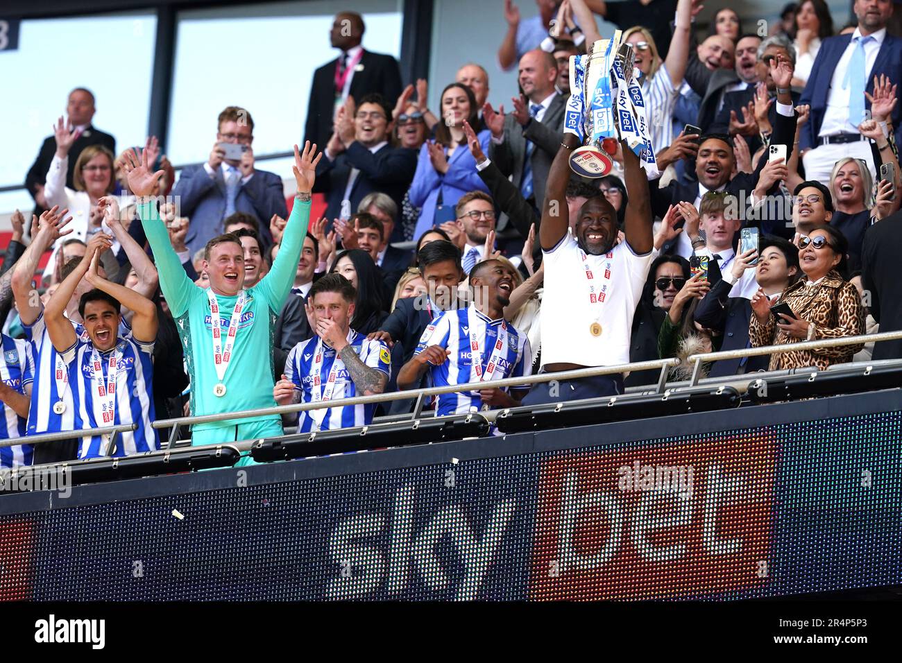 Darren Moore, il manager del mercoledì di Sheffield (al centro a destra), solleva il trofeo con i compagni di squadra dopo la vittoria nella finale della Sky Bet League One al Wembley Stadium di Londra. Data immagine: Lunedì 29 maggio 2023. Foto Stock