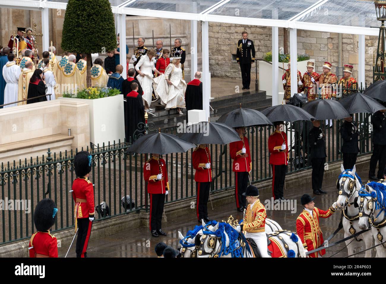 Camill, la Regina Consort, lascia Westminster Abbey dopo l'incoronazione del marito re Carlo III Foto Stock