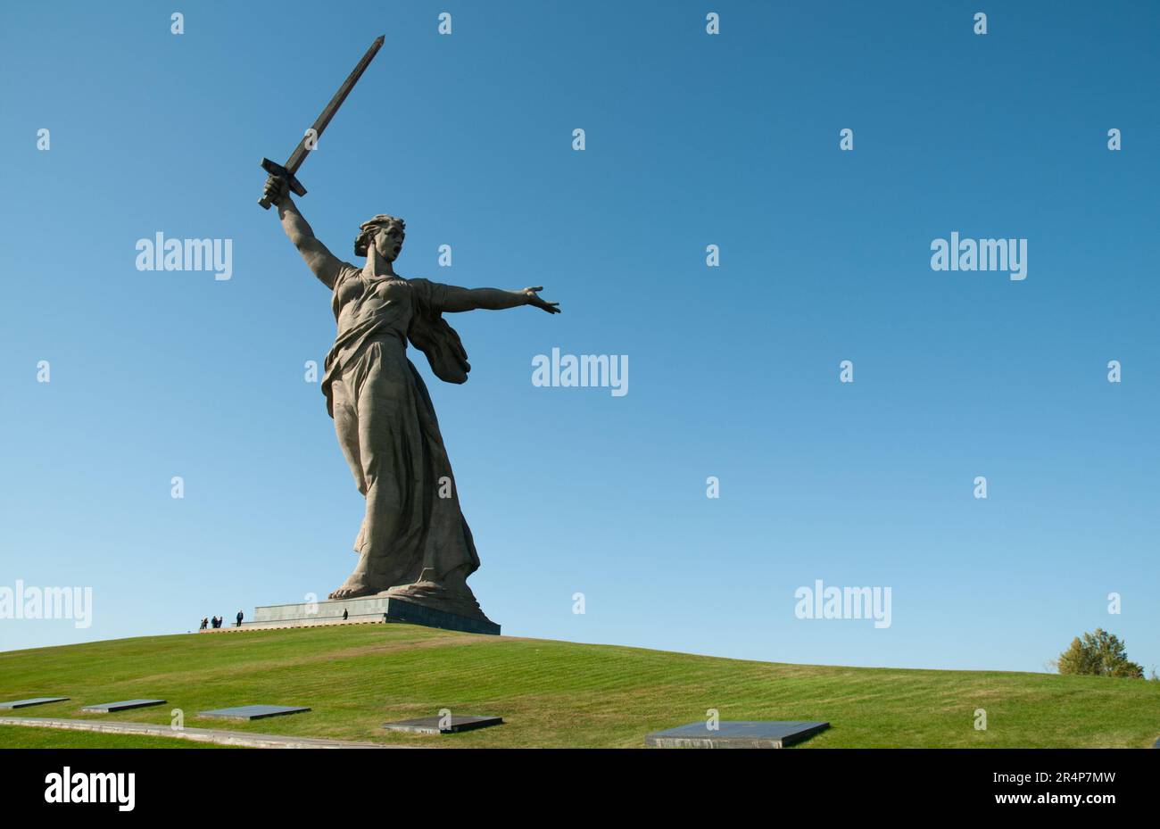 'La Patria chiama', lo stato più alto del mondo, si trova a Mamayev Kurgan, Volgograd (ex Stalingrad) nella federazione russa. Esso commemora la battaglia di Stalingrado, combattuta tra i nazisti e l'Unione Sovietica nella Grande Guerra Patriottica, Guerra Mondiale 2 Foto Stock