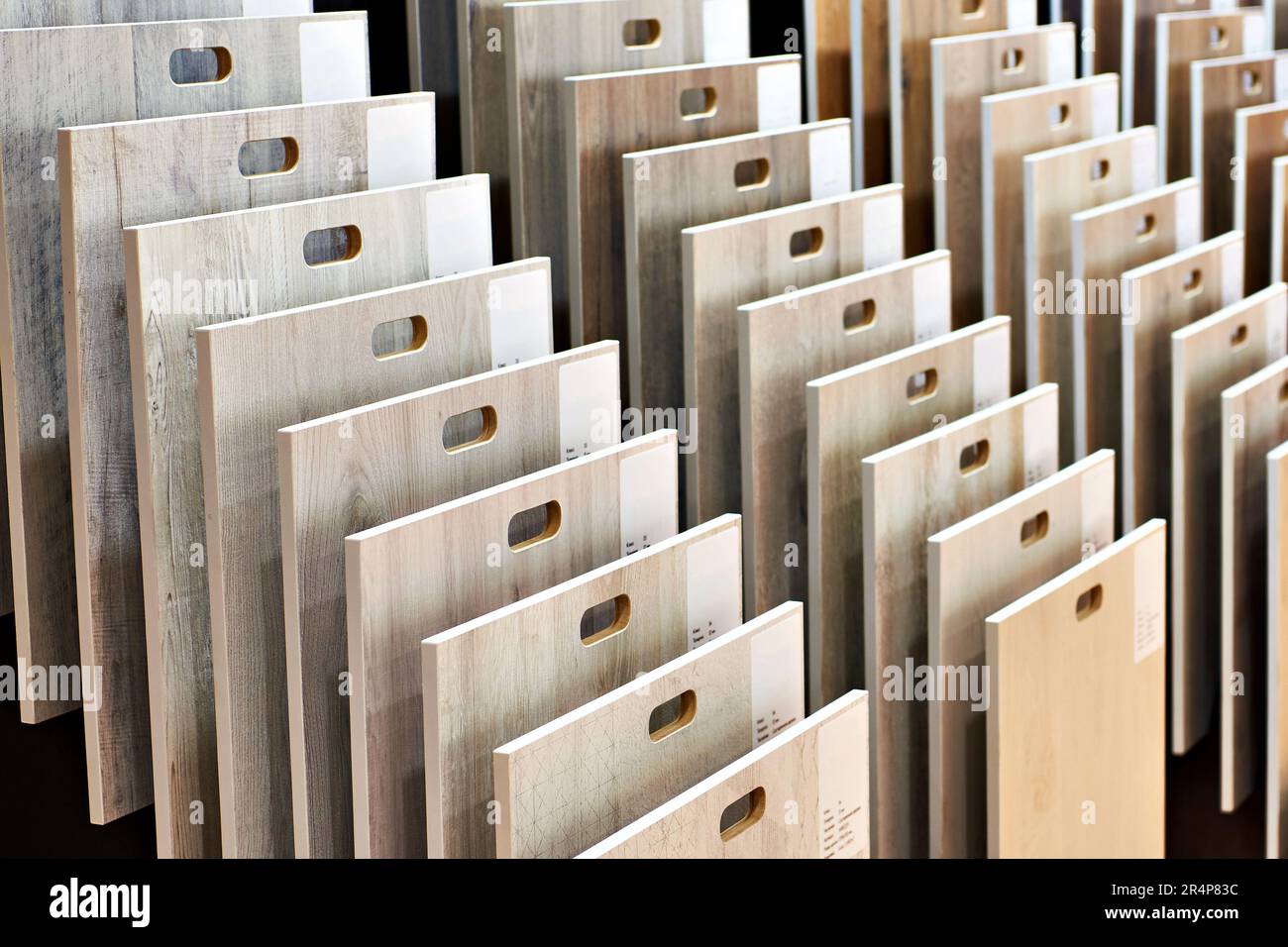 Campioni di decorazione di pannelli in legno per le pareti e il pavimento in negozio Foto Stock