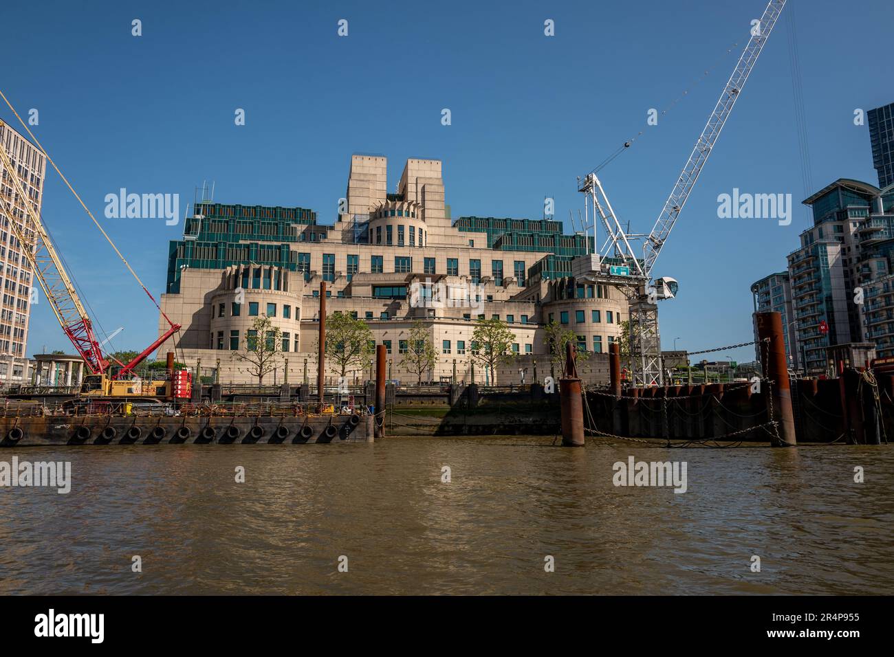 Londra, 26th 2023 maggio: MI6 HQ dal servizio di battello fluviale Foto Stock