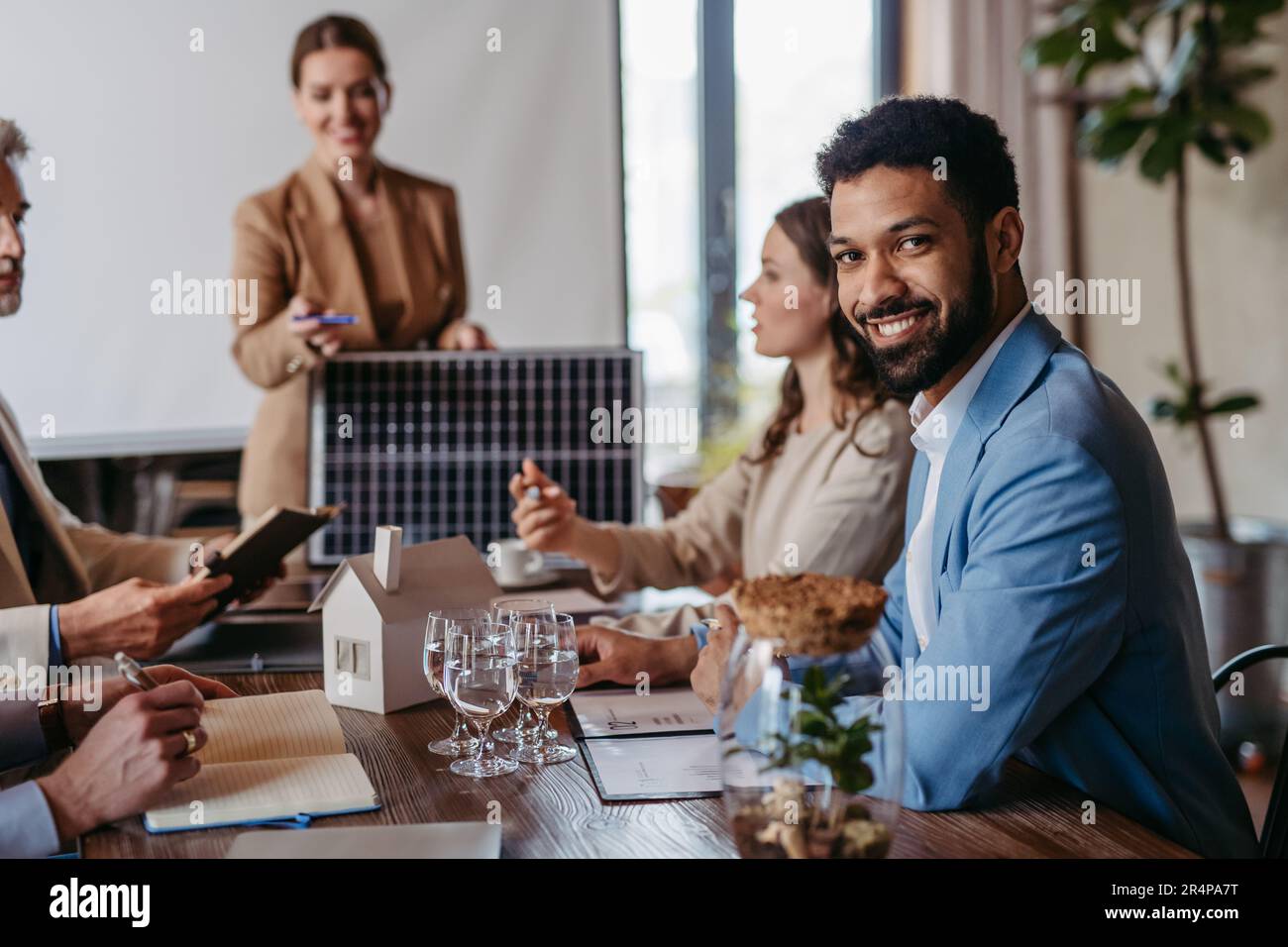 Business leader femminile che dà una presentazione sull'energia solare. Foto Stock