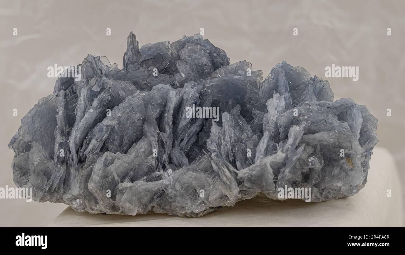 campione minerale di barite su sfondo chiaro Foto Stock