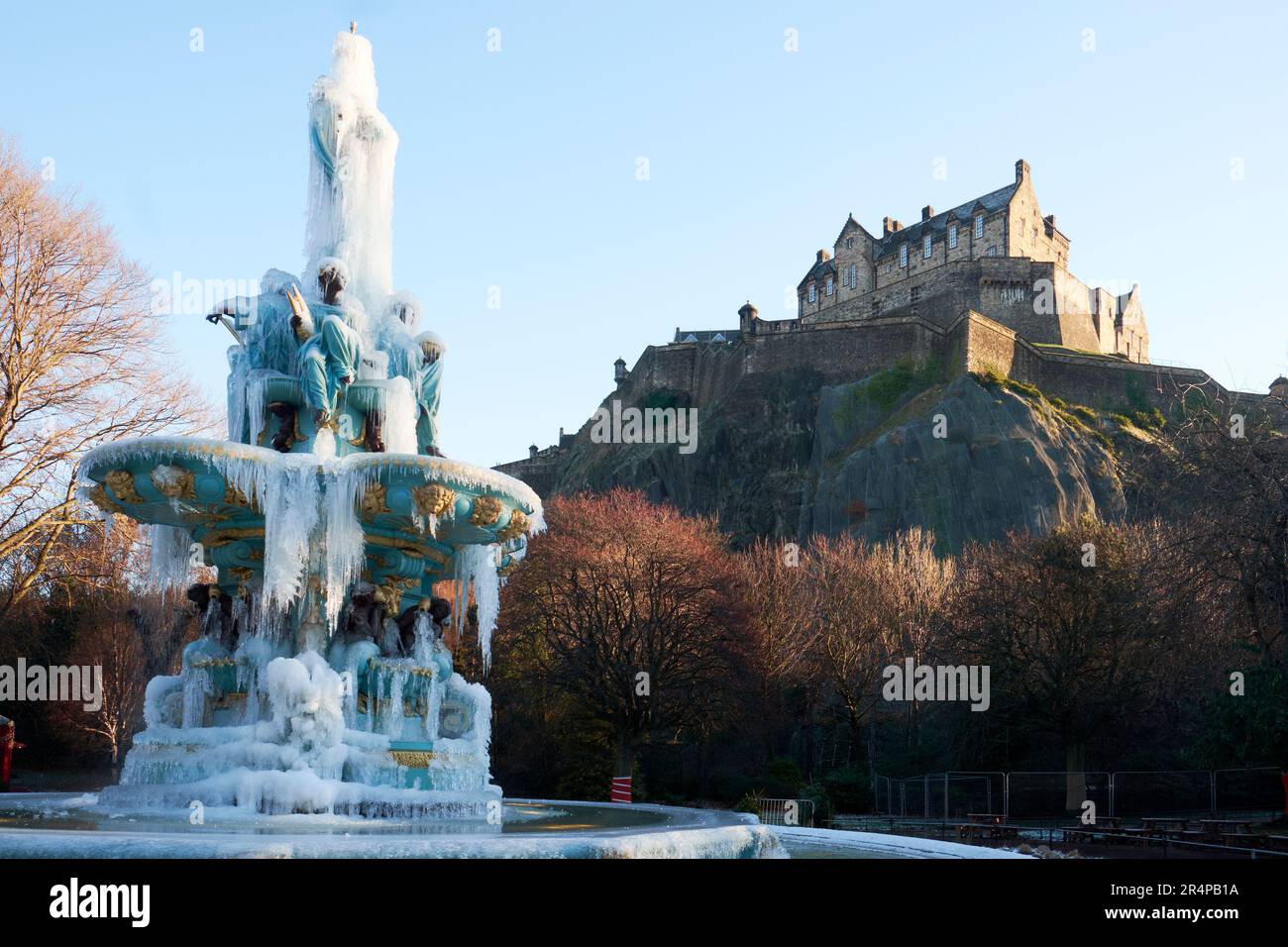 La Ross Fountain di Edimburgo, Frozen, con il Castello di Edimburgo sullo sfondo Foto Stock
