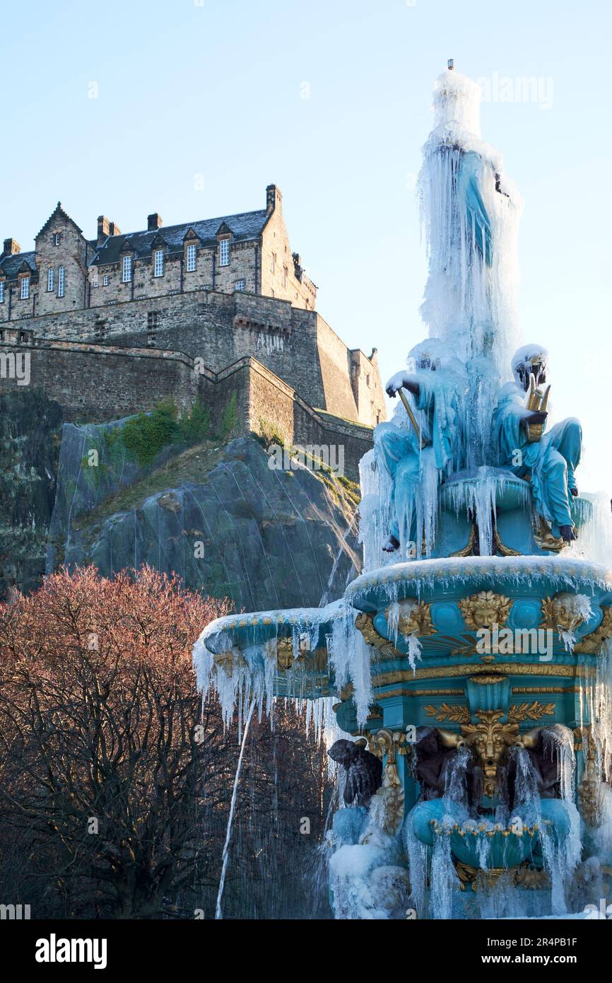 La Ross Fountain di Edimburgo, Frozen, con il Castello di Edimburgo sullo sfondo Foto Stock