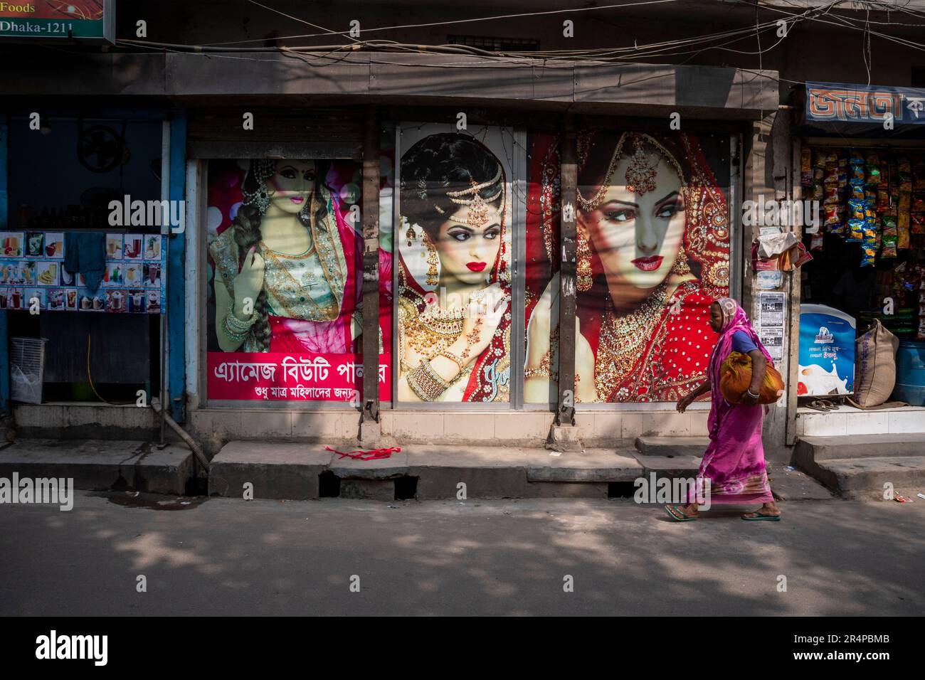 Beauty shop pubblicità nel centro storico di Dhaka, Bangladesh Foto Stock