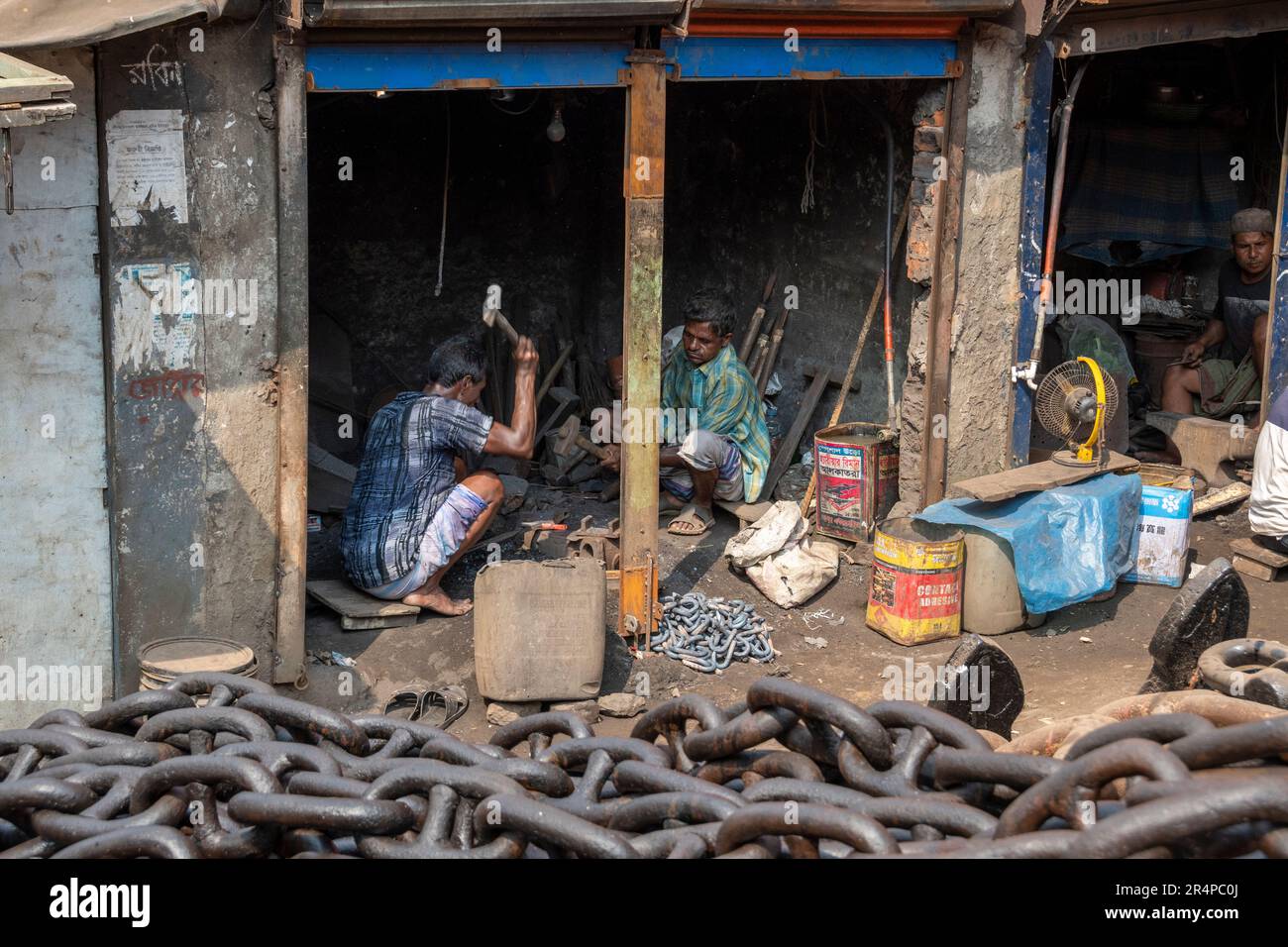 Fabbri al lavoro nei cantieri navali di Old Dhaka, Bangladesh Foto Stock