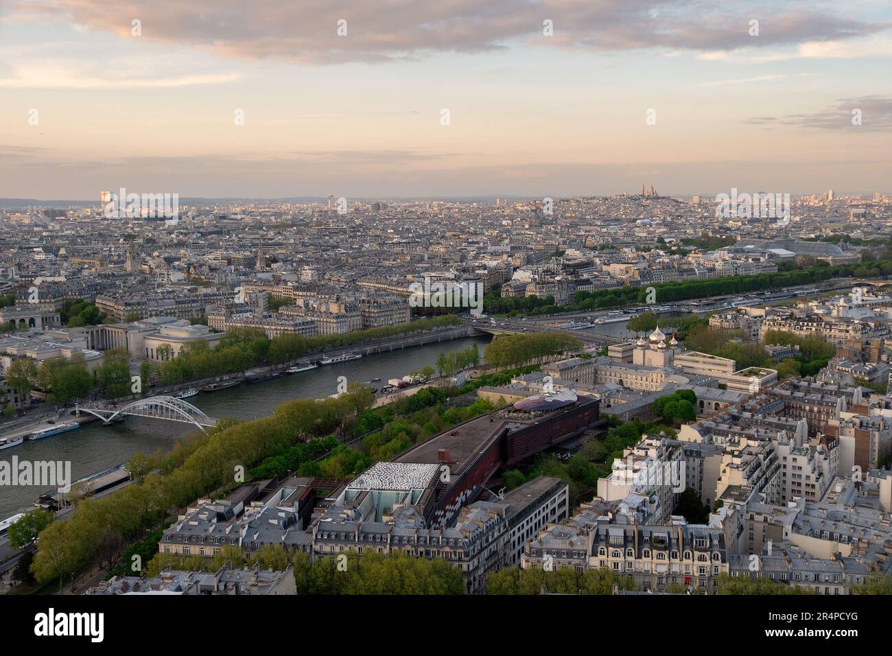 Parigi panorama aereo con il fiume Senna e Mont Martre, Francia. Romantica vacanza estiva destinazione. Vista panoramica sulla storica Parisia Foto Stock