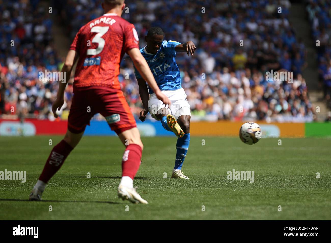 Akil Wright di Stockport County attraversa il pallone durante la finale di Play-off di Sky Bet League 2 tra Carlisle United e Stockport County allo Stadio di Wembley, Londra, domenica 28th maggio 2023. (Foto: Tom West | NOTIZIE MI) Credit: NOTIZIE MI & Sport /Alamy Live News Foto Stock